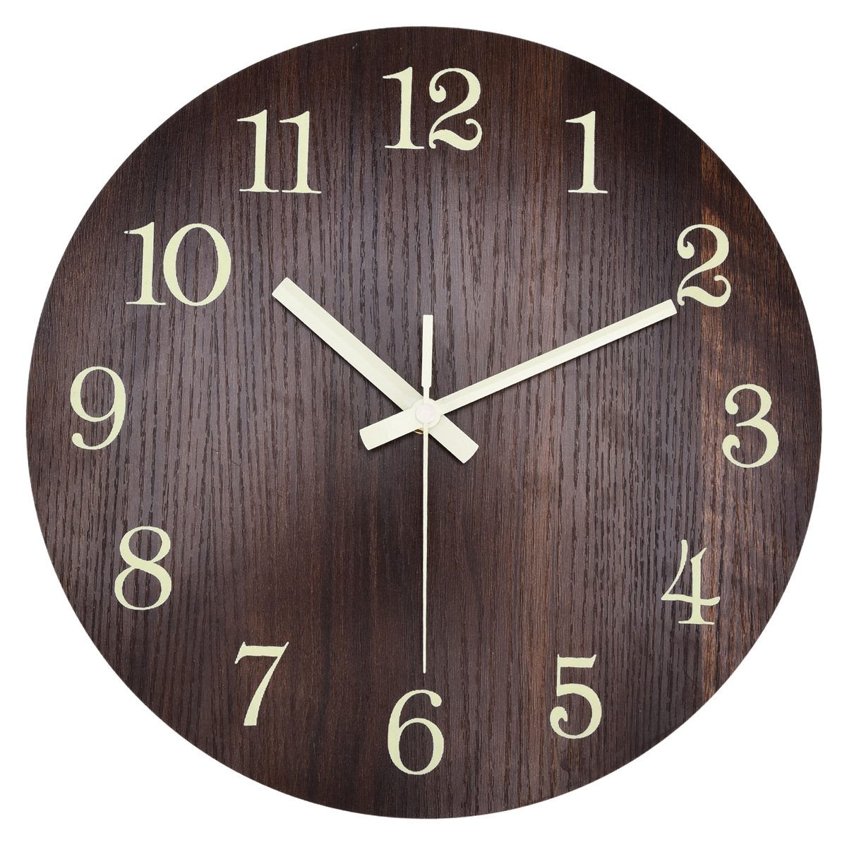 Runde Holzuhr mit weißen Zahlen und Zeigern. Der Hintergrund ist dunkles Holz.