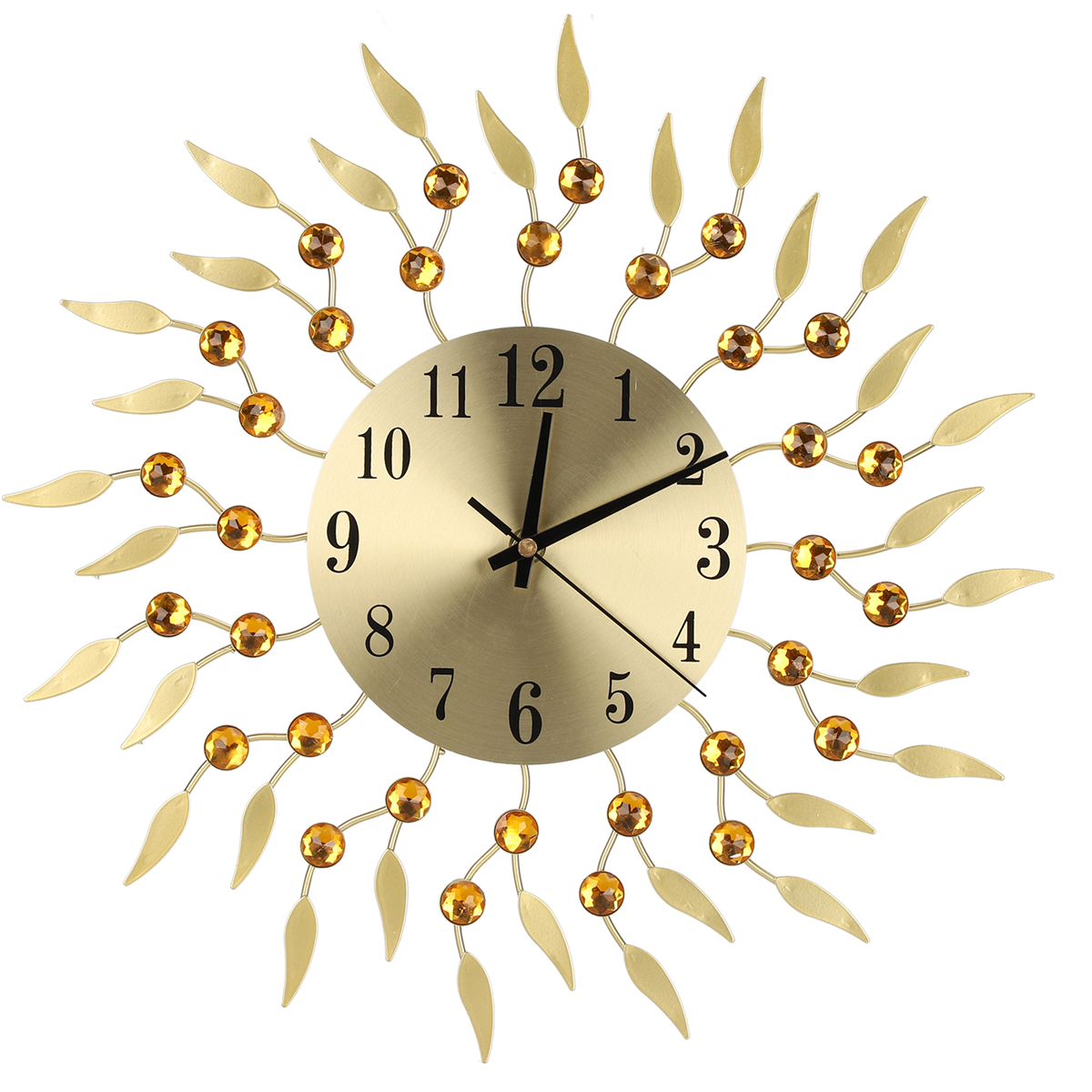 Goldfarbene Uhr mit goldenem Sonnenstrahlendesign. Die Uhr hat schwarze Zeiger und goldene Zahlen.