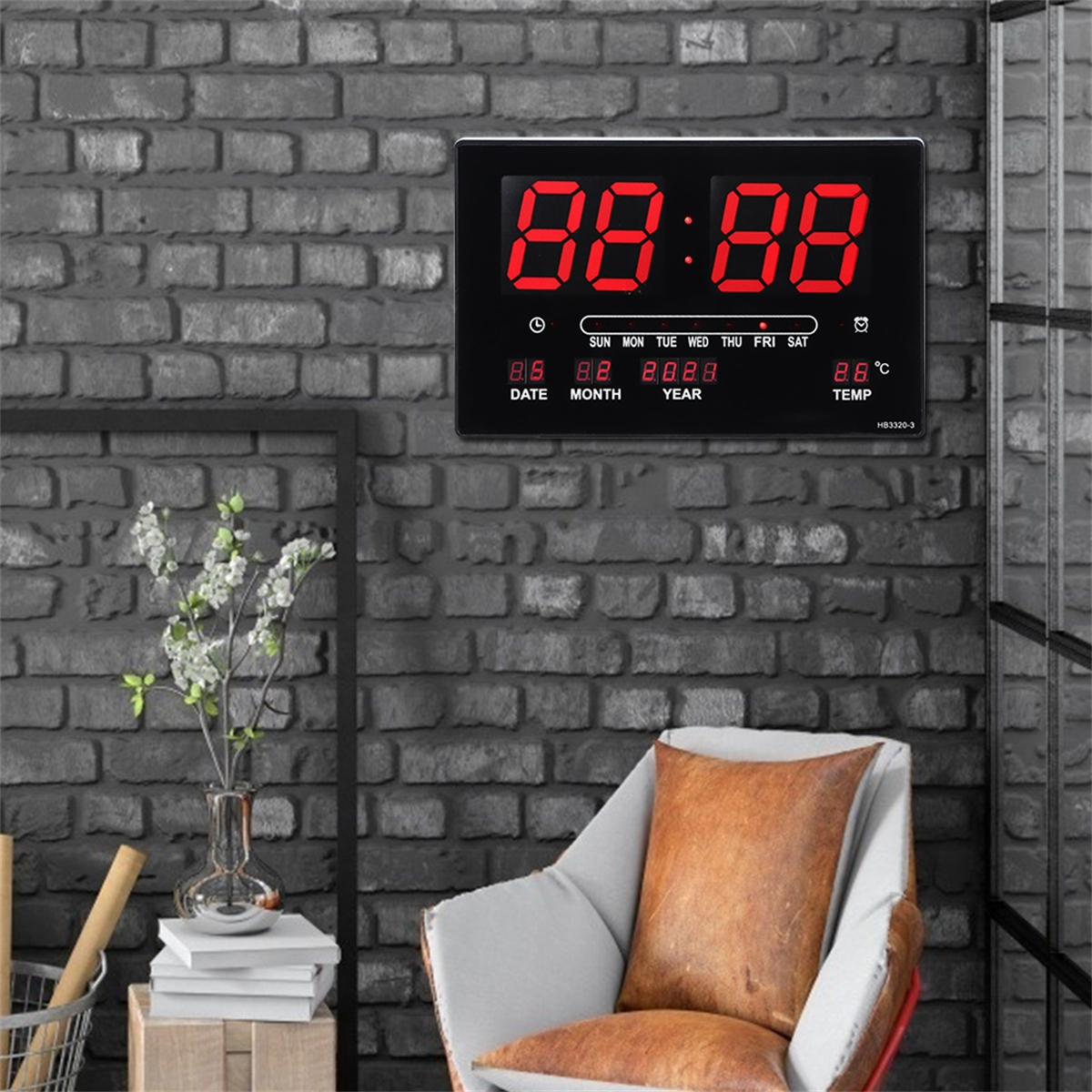 Eine Digitaluhr an einer Backsteinmauer, die die Uhrzeit 08:08 und das Datum anzeigt.