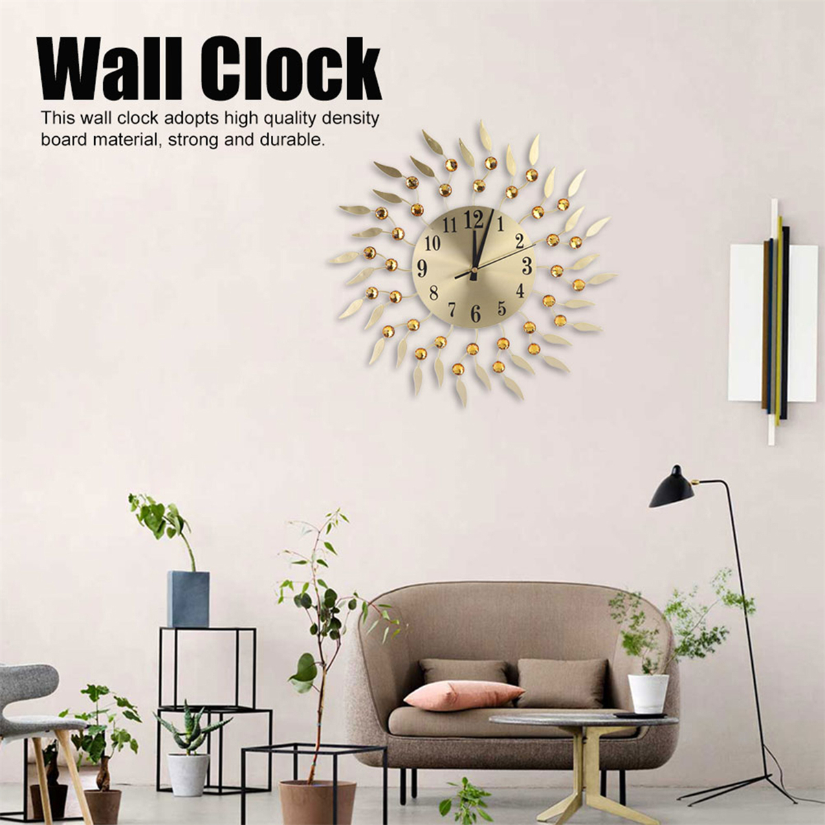 Eine goldfarbene Wanduhr mit Sonnenstrahlen-Design, hängt an einer beigen Wand.