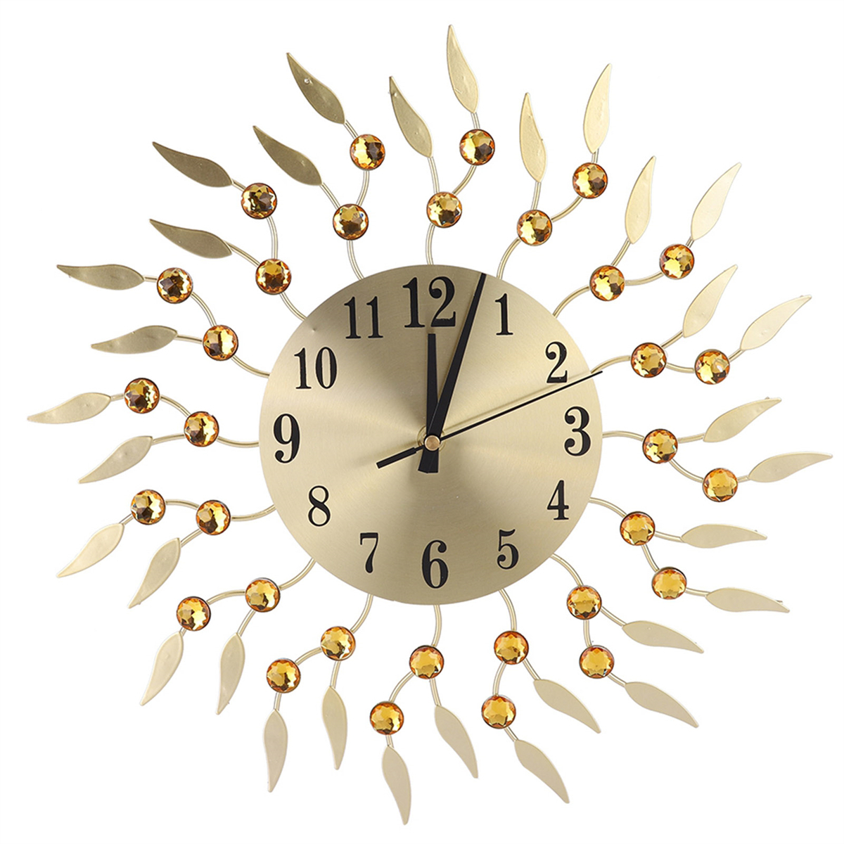 Goldene Uhr mit Sonnenstrahlendesign. Schwarze Zahlen und Zeiger. Weißer Hintergrund.