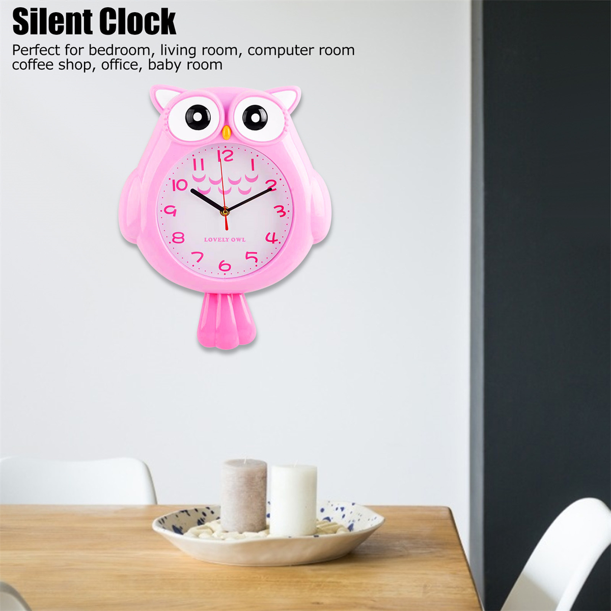 Rosa Eulen-Uhr an weißer Wand. Vordergrund, ein Holztisch mit Kerzen. Hintergrund, eine dunkelgraue Wand.