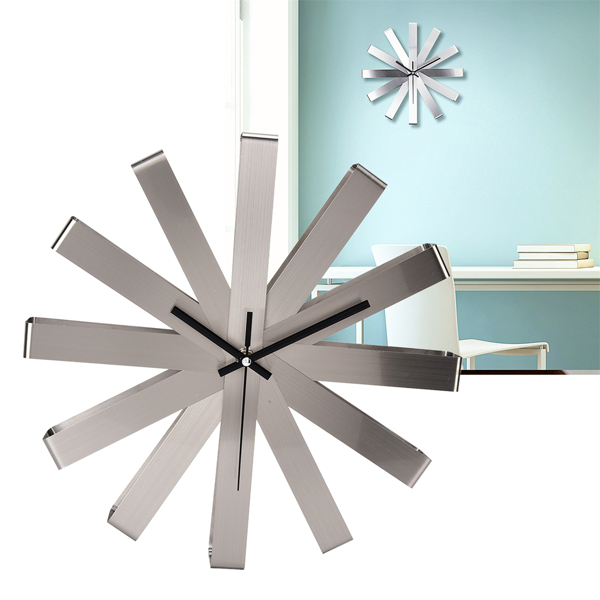 Moderne silberne Uhr mit ausstrahlenden Balken, an hellblauer Wand. Eine andere Uhr im Hintergrund.