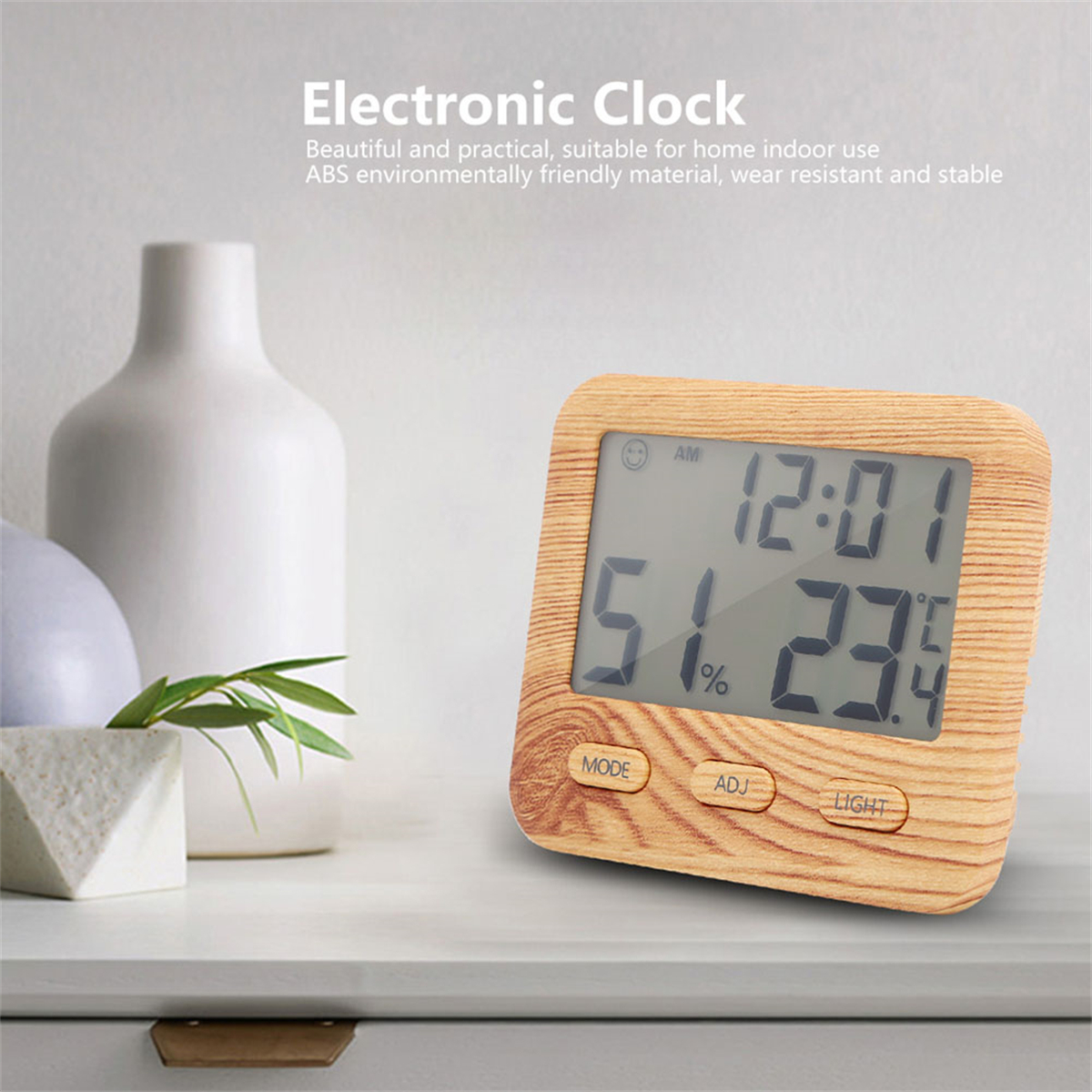 Elektronische Holzuhr, die Zeit und Temperatur anzeigt. Text: Elektronische Uhr. Weiße Vasen daneben.