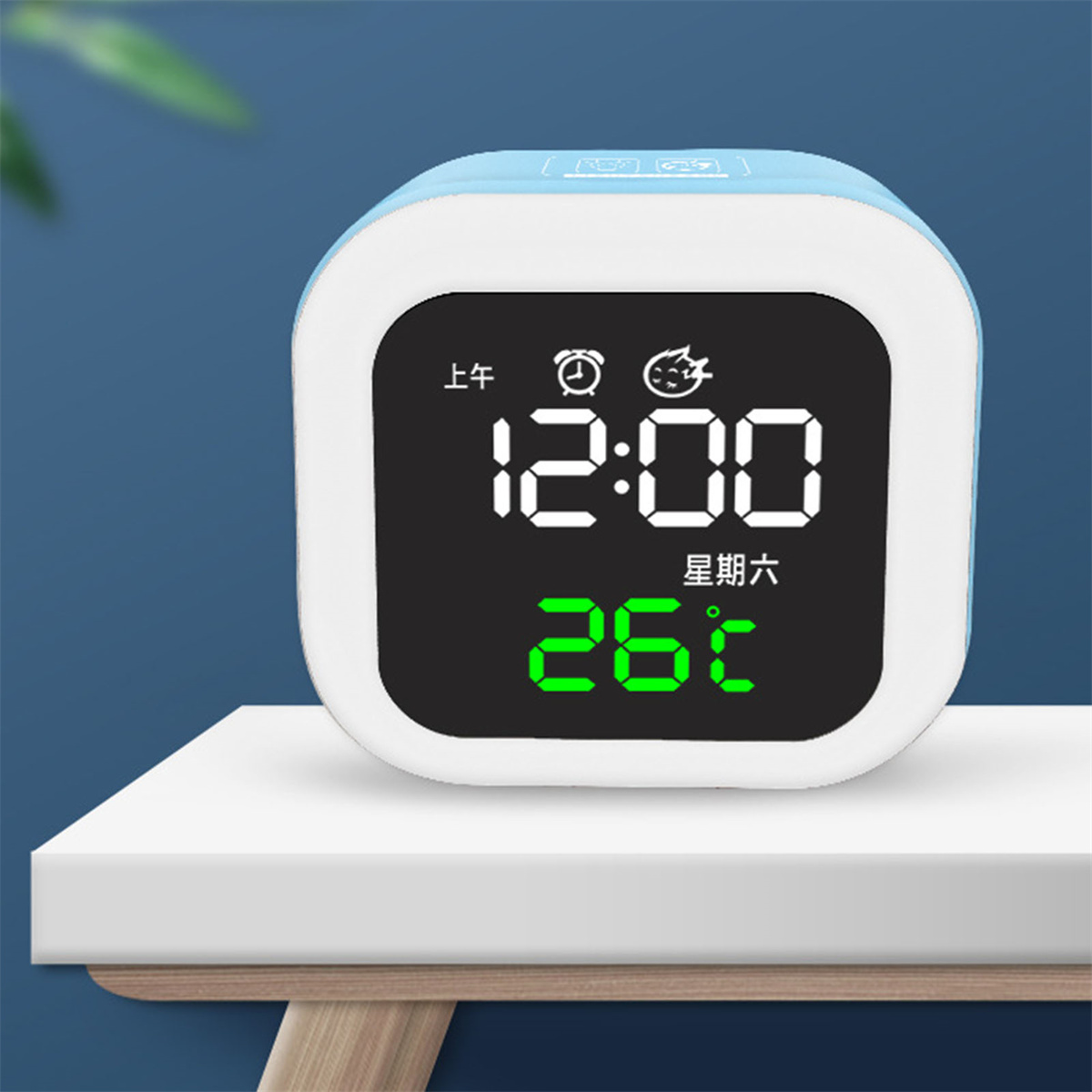 Ein blau-weißer digitaler Wecker, der Zeit und Temperatur anzeigt.