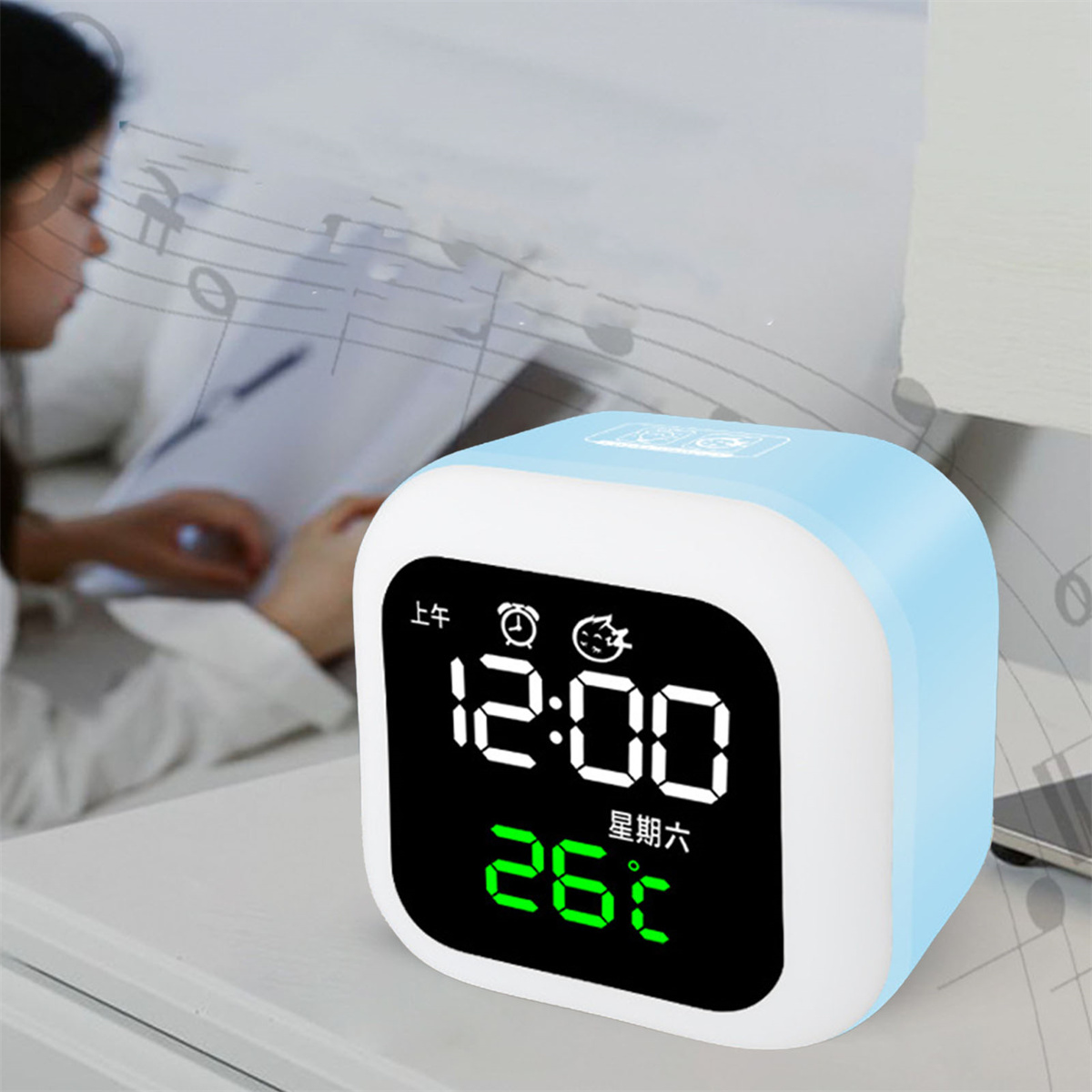 Blau-weiße Uhr zeigt 12:00 und Temperatur. Eine Person im Hintergrund.
