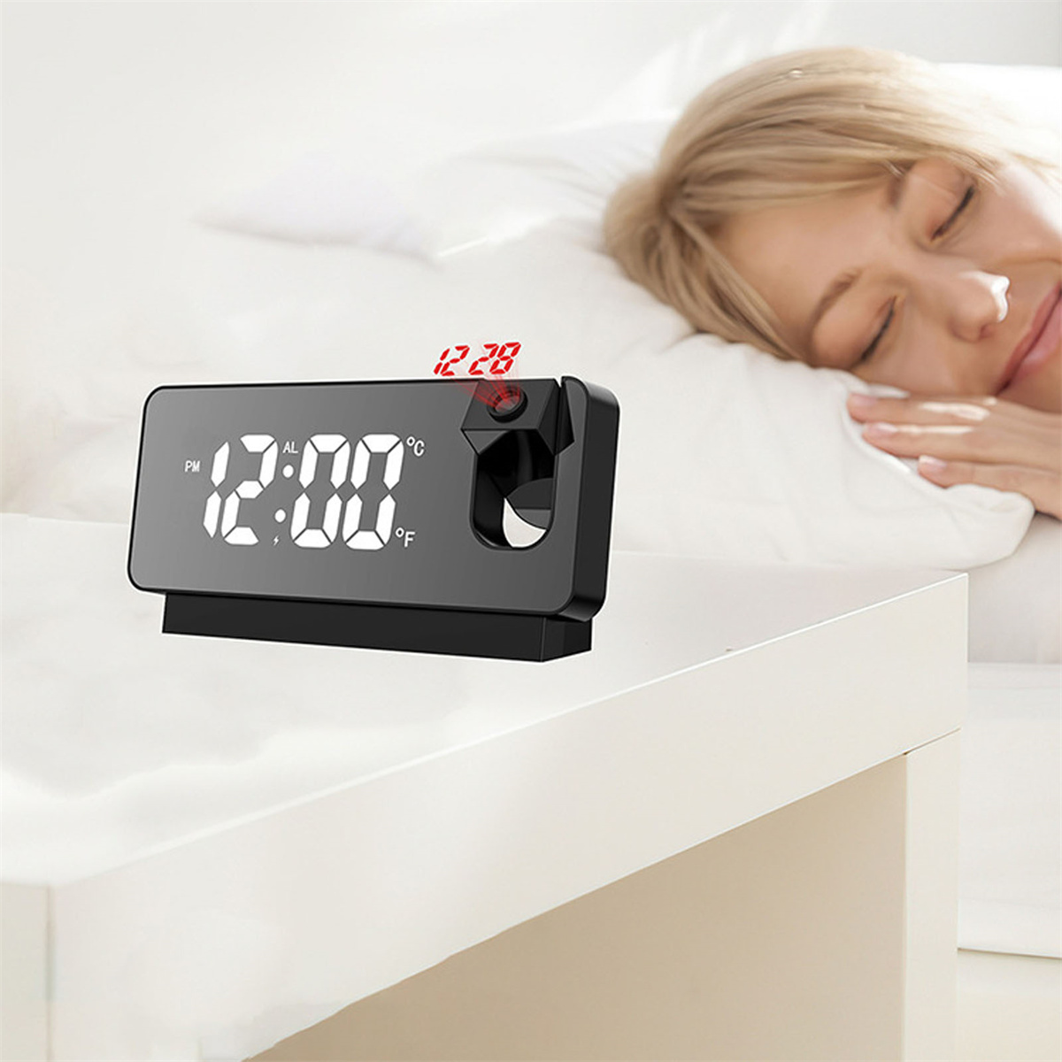 Eine Frau schläft neben einem Nachttisch. Eine schwarze Digitaluhr projiziert die Zeit 12:00 an die Decke.