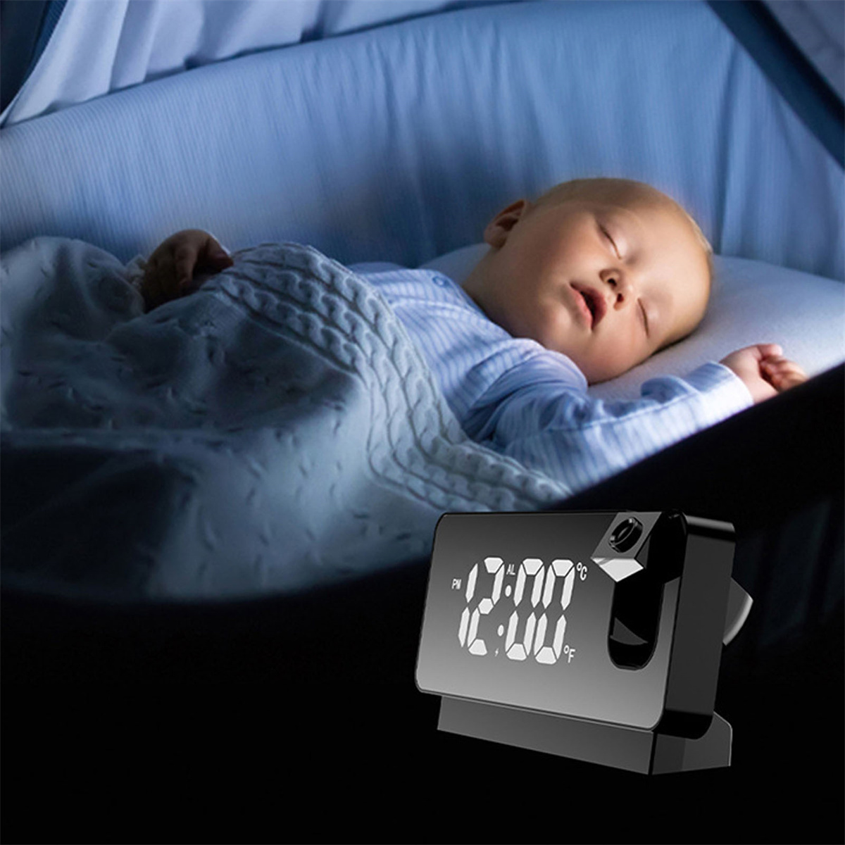 Ein Baby schläft in einem Kinderbett. Ein schwarzer Wecker projiziert die Zeit an die Wand.