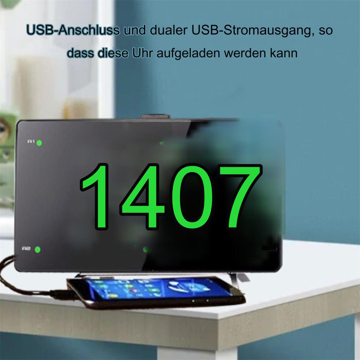 Schwarze Digitaluhr mit grünen Zahlen auf einem weißen Tisch mit angeschlossenem Smartphone. Die Wand ist grün.
