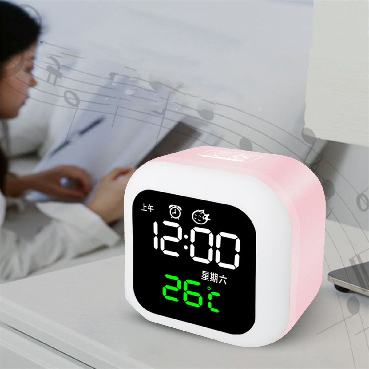 Ein rosa und weißer digitaler Wecker. Er zeigt die Uhrzeit und die Temperatur. Eine Frau ist im Hintergrund.