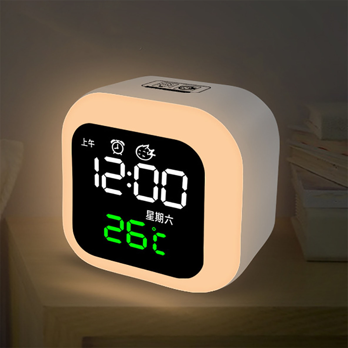 Eine weiße, würfelförmige Digitaluhr mit grünen Zahlen, die Zeit und Temperatur anzeigt, auf einem Nachttisch.