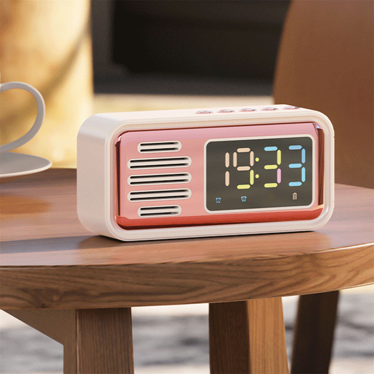 Ein rosa und weißer Wecker im Retro-Stil, der 19:33 anzeigt. Er steht auf einer Holzoberfläche.