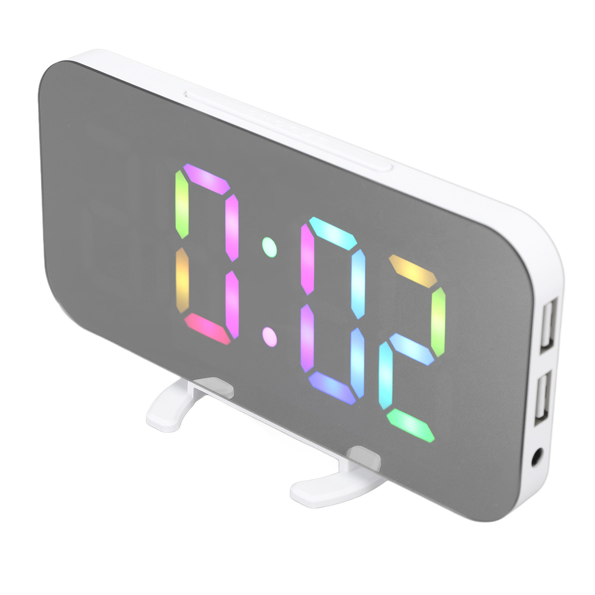 Digitaluhr mit verspiegelter Oberfläche, die 20:02 in mehreren Farben anzeigt. Sie hat zwei USB-Anschlüsse. Weißer Ständer.