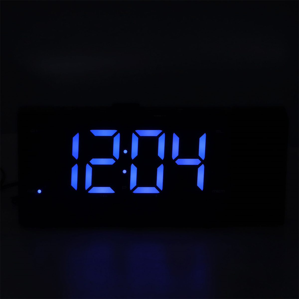 Eine Digitaluhr, die 12:04 in Blau anzeigt, in dunkler Umgebung.