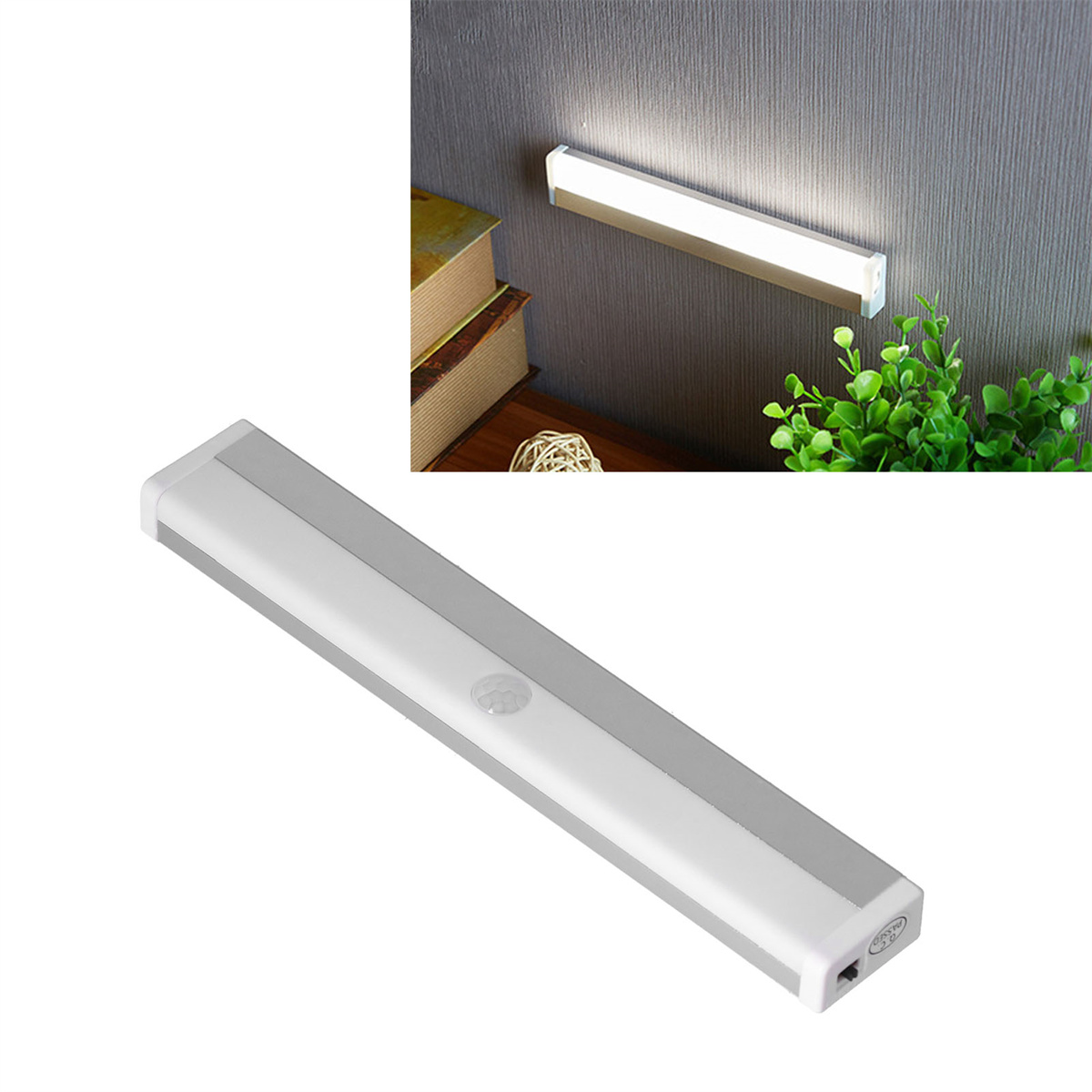Eine weiße LED-Lichtleiste an einer grauen Wand montiert. Das Licht ist an und hell.