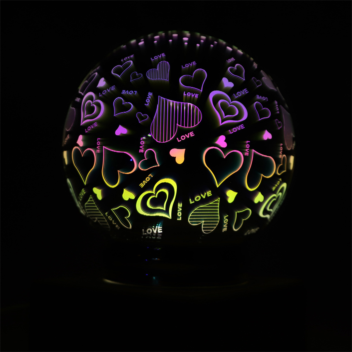 Kugellampe mit Herzen, leuchtet in verschiedenen Farben.