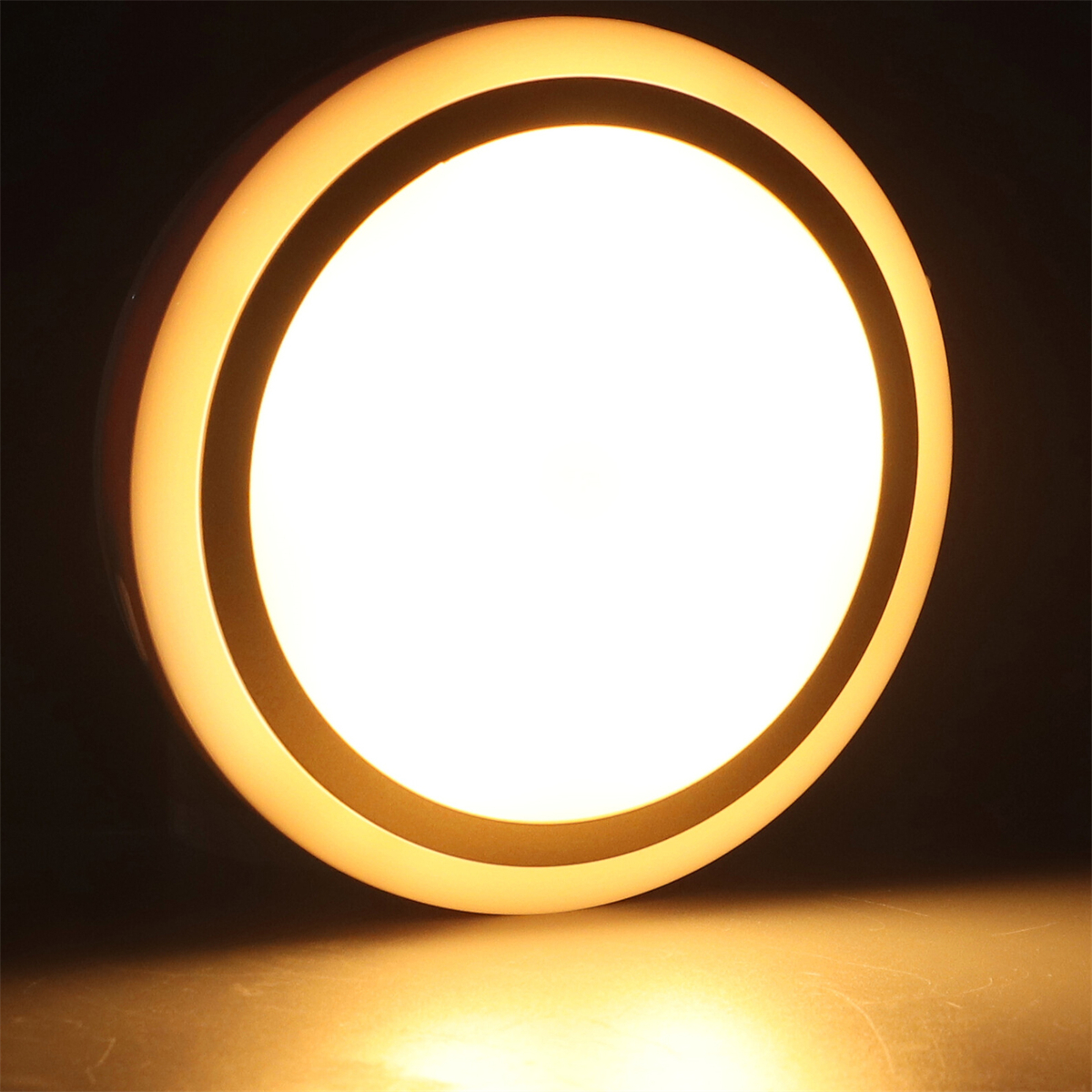 Runde, weiße und beige Leuchte, die hell leuchtet.