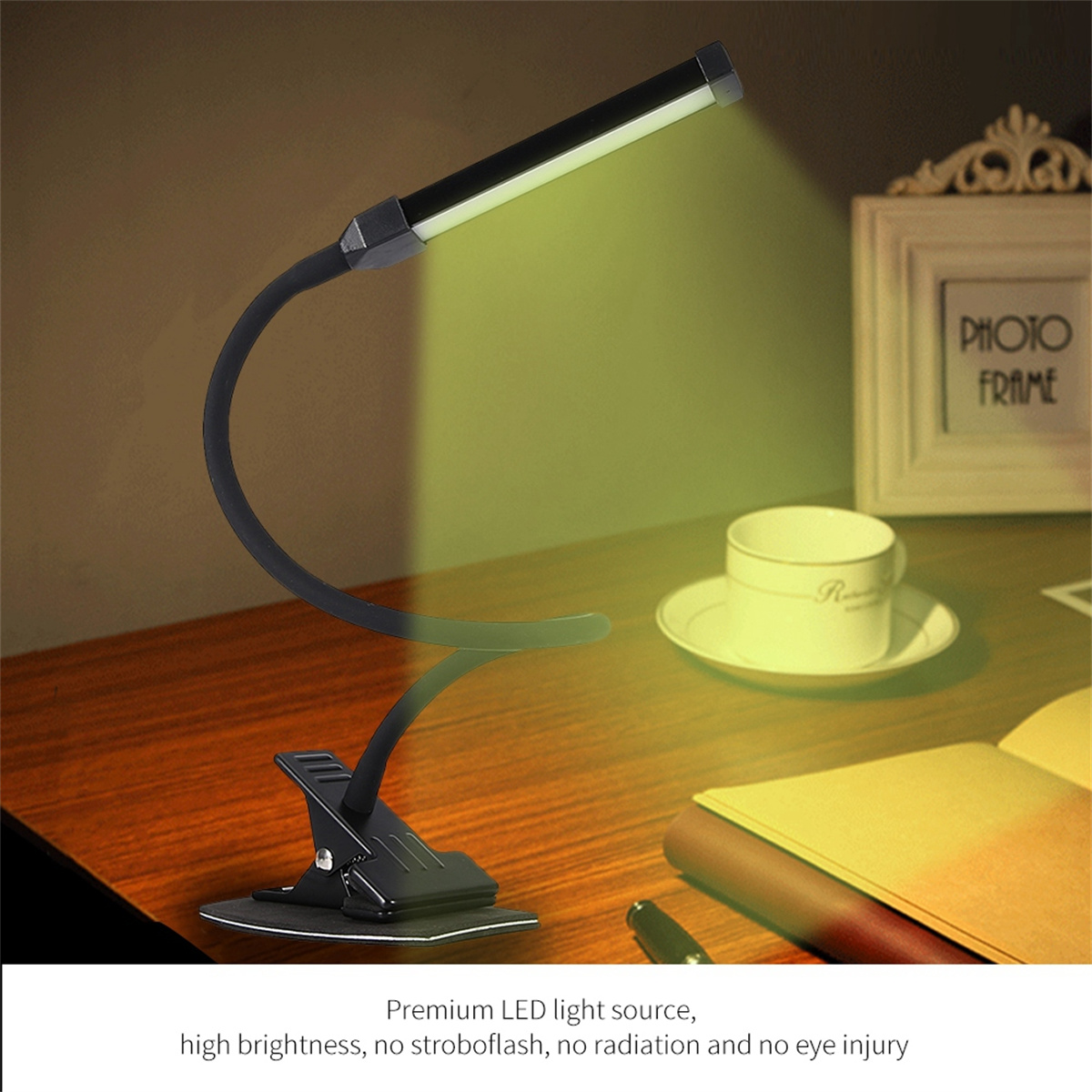 Schwarze, flexible LED-Schreibtischlampe mit schwarzem Clip, sie leuchtet.
