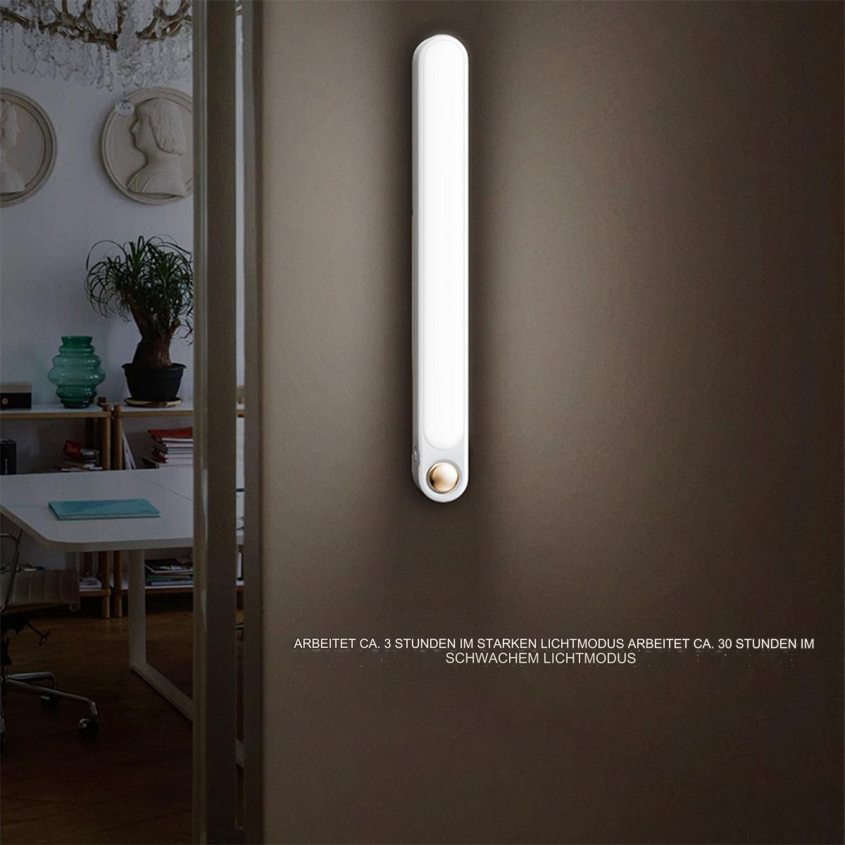 Ein weißer LED-Lichtbalken an einer braunen Wand. Text besagt, dass er 3 Stunden stark und 30 Stunden schwach leuchtet.