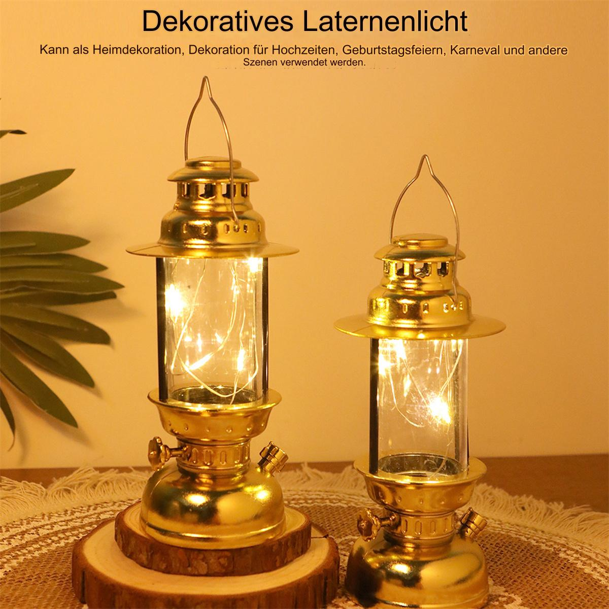 Zwei goldene Laternen mit Lichtern auf brauner Holzoberfläche, mit Text darüber.