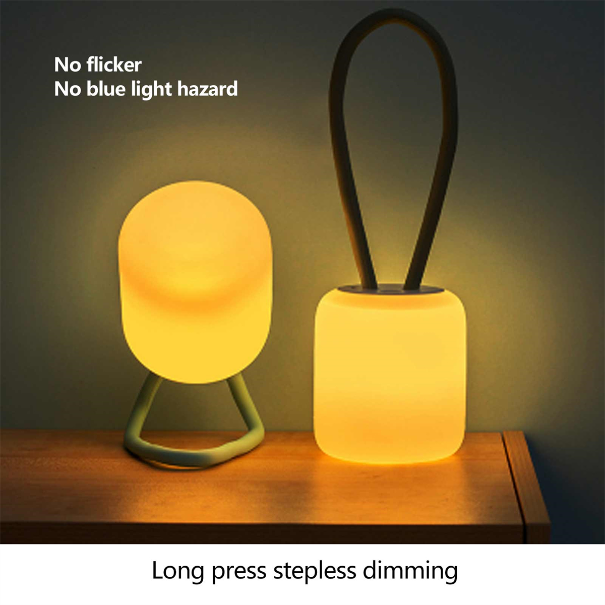 Zwei gelb beleuchtete Lampen, eine mit Griff, auf hellgrünem Ständer, auf dunklem Hintergrund.