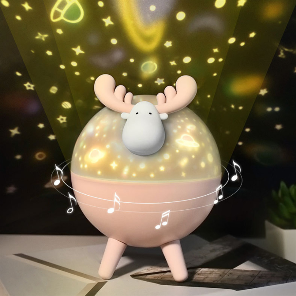 Rosa-weißes Elch-Nachtlicht. Projiziert Sterne und Planeten. Spielt Musik, niedliches Design.
