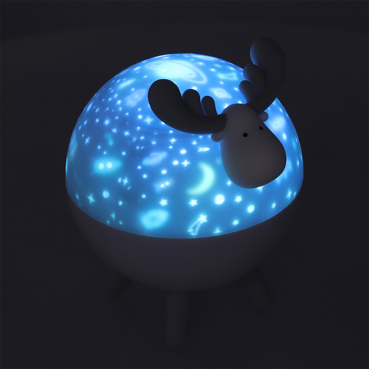 Nachtlicht in Form eines Globus mit Elchkopf. Der Globus projiziert Sterne und einen Mond.