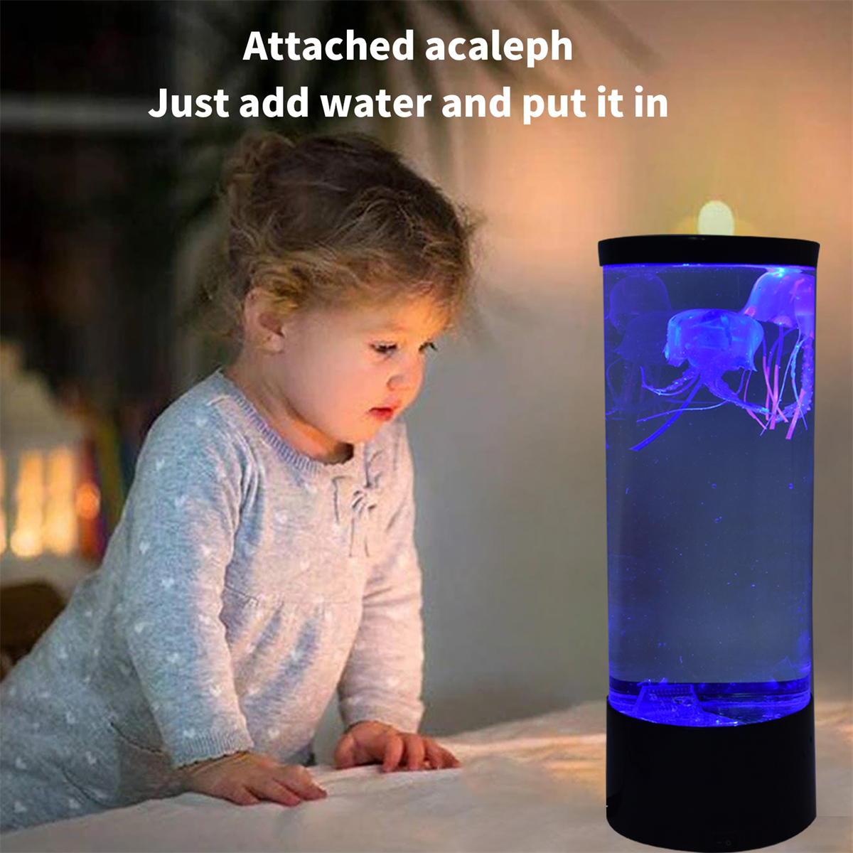 Ein Mädchen betrachtet eine Quallenlampe, gefüllt mit blauer Flüssigkeit und schwebenden Quallen.
