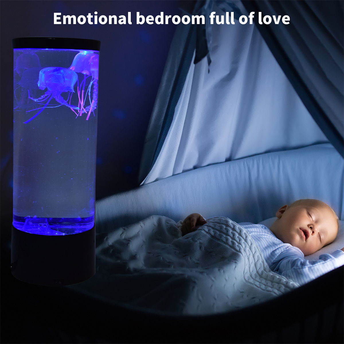 Ein Schlafzimmer mit einer Quallenlampe. Ein Baby schläft in einem Kinderbett. Der Raum hat blaues Licht.