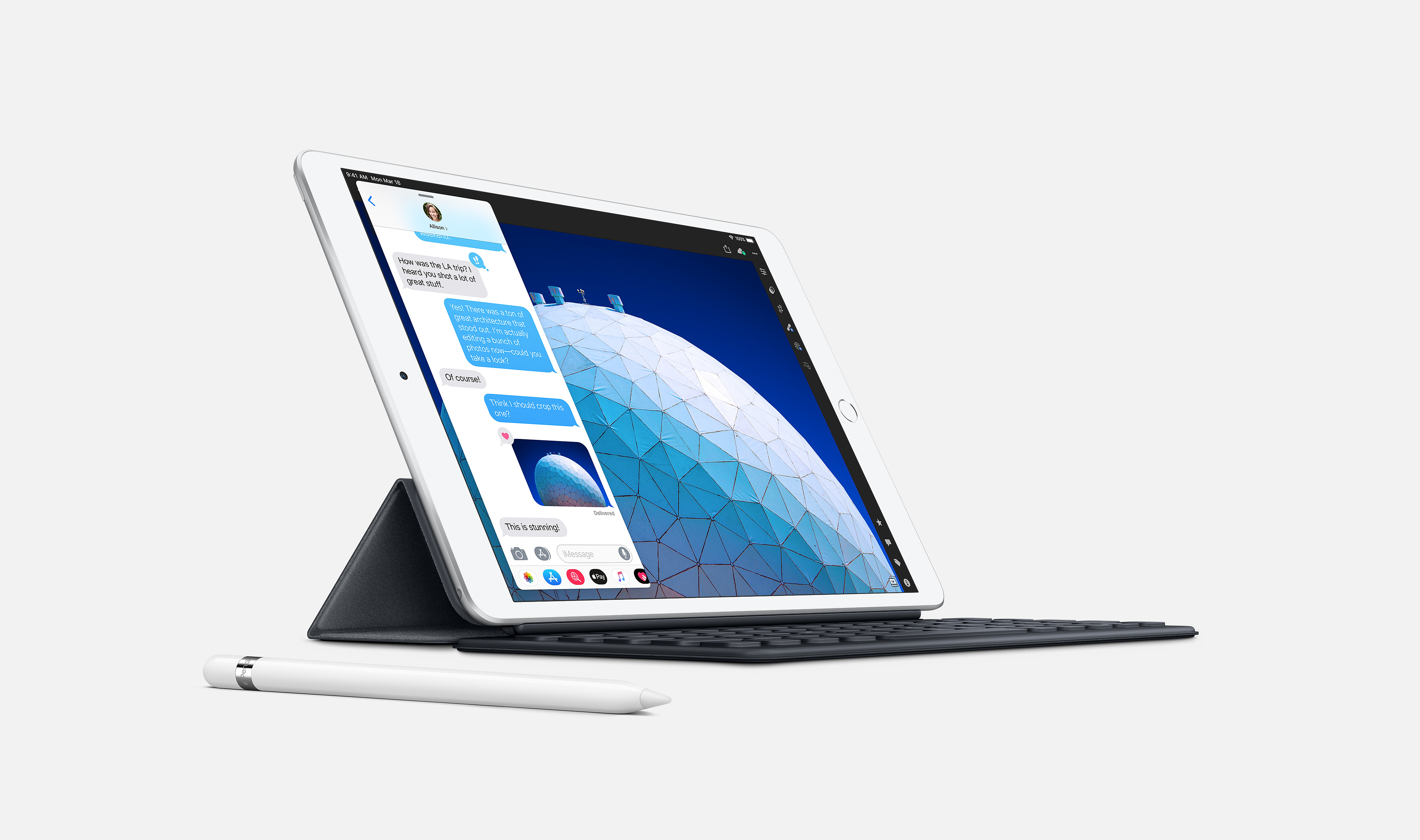 Biały tablet z klawiaturą i piórem. Ekran wyświetla wiadomości. Białe tło.
