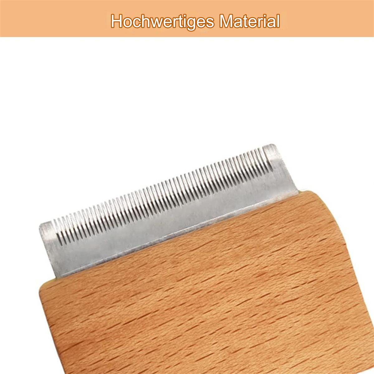 Ein Hundepflegewerkzeug. Es hat einen Holzgriff und einen Metallkamm. Der Text 'Hochwertiges Material' steht oben.
