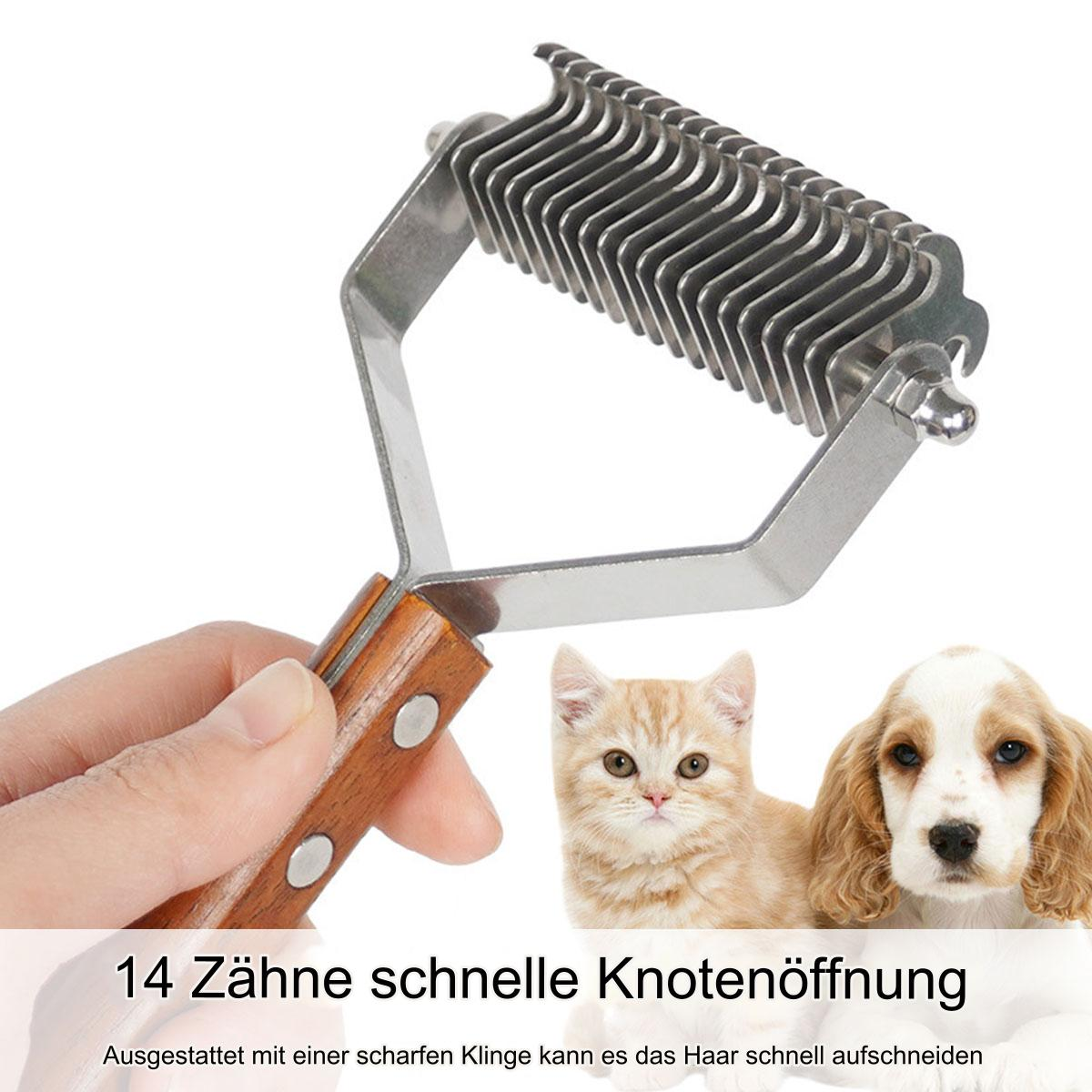 Hand hält ein Fellpflegewerkzeug. Zwei Haustiere, ein Kätzchen und ein Welpe, sind im Hintergrund.