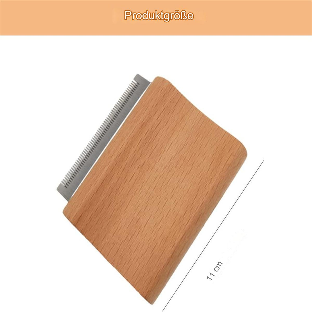 Ein Holz-Fusselentferner mit einem Metallkamm. Der Entferner ist rechteckig und braun. Weißer Hintergrund.