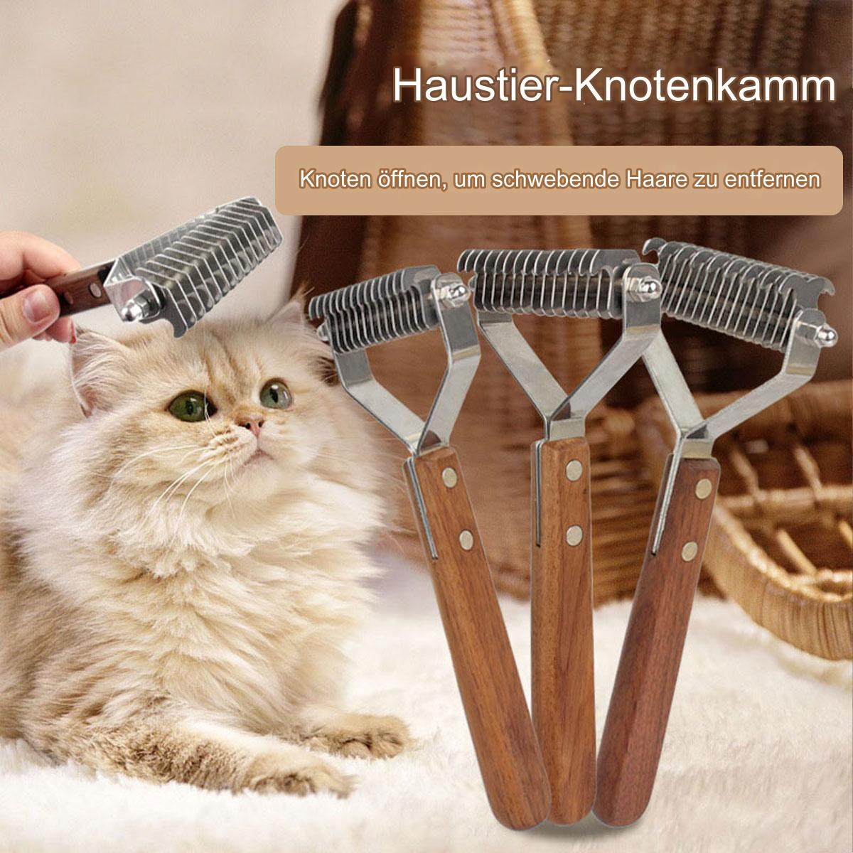 Kämme zum Pflegen einer flauschigen Katze. Holzgriffe, silberne Klingen. Katze im Hintergrund.