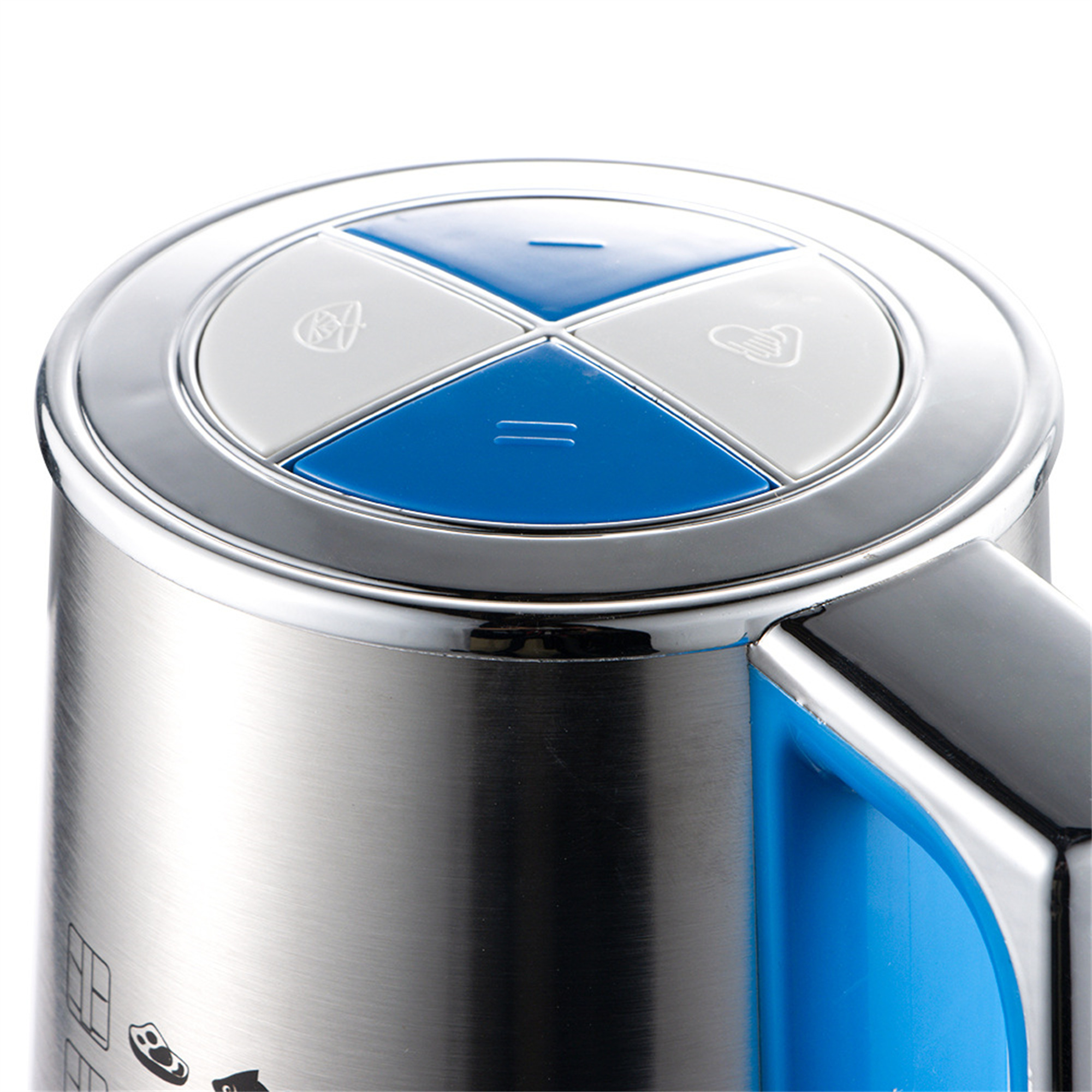 Nahaufnahme des Bedienfelds eines Geräts mit blauen, weißen Knöpfen, Metallausführung.