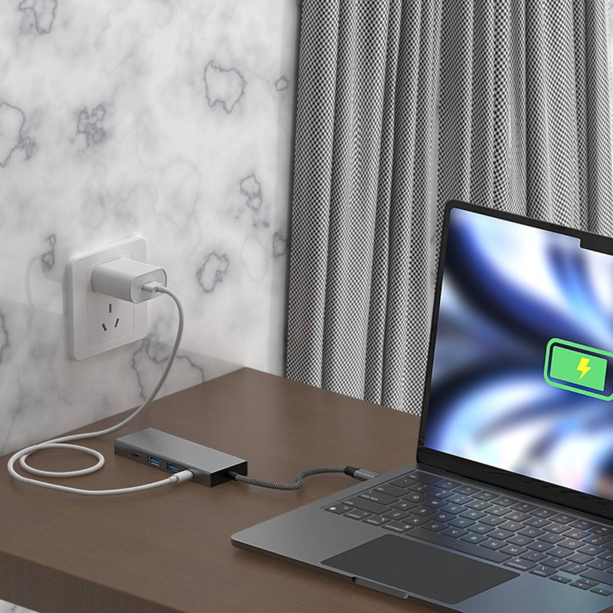 Ein Laptop, der mit einem Hub mit mehreren Anschlüssen verbunden ist. Eine Steckdose versorgt das Setup.