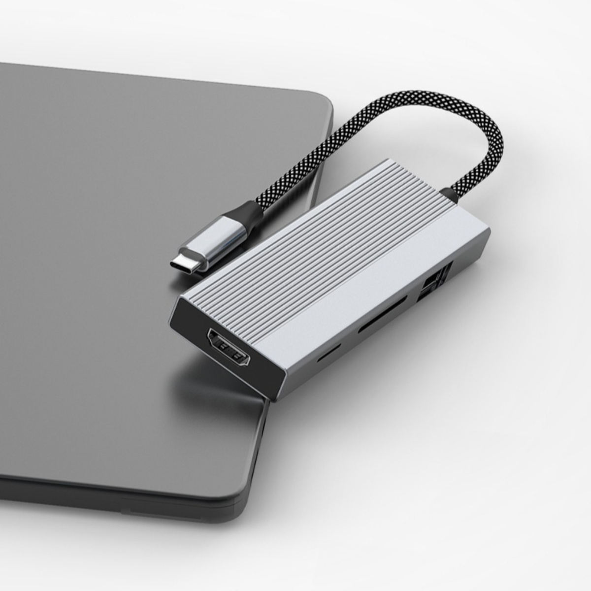 Ein silberner Hub, der mit einem Laptop verbunden ist.