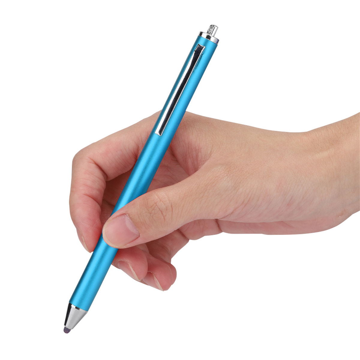 Eine Hand hält einen blauen Eingabestift. Der Stift hat einen silbernen Clip und eine schwarze Spitze. Auf weißem Grund.