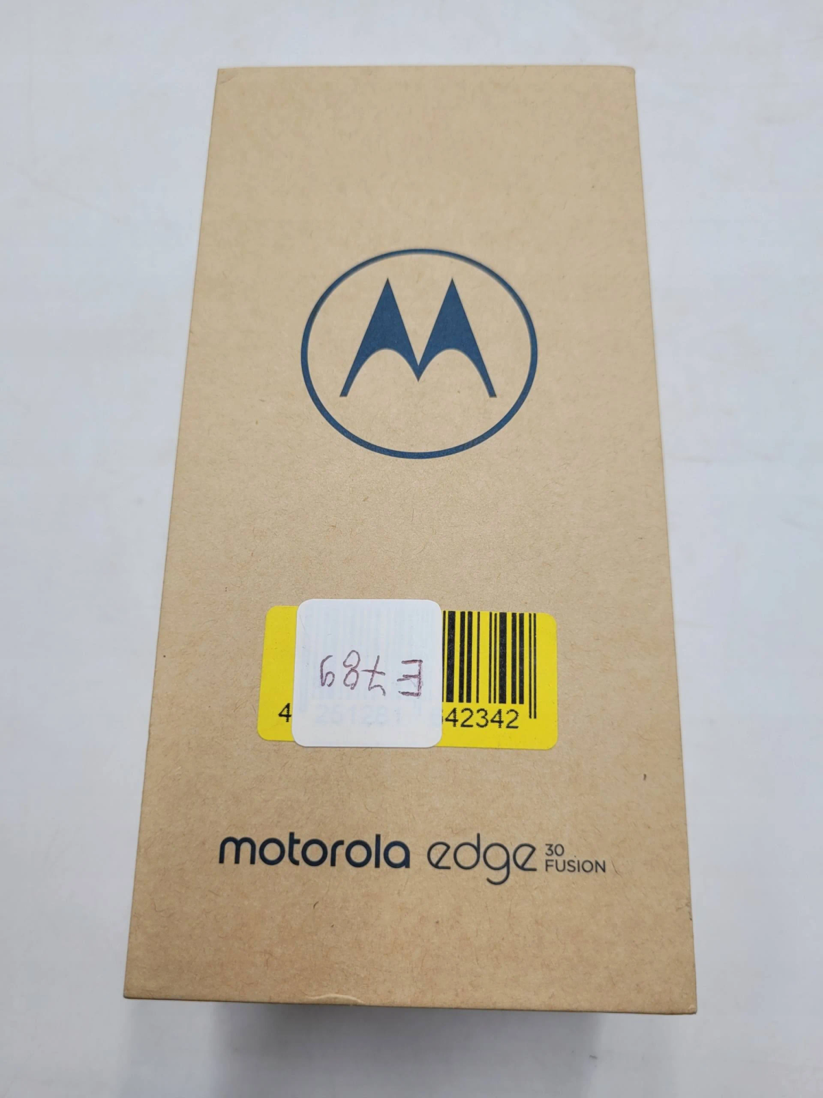 Motorola Edge 30 Fusion-Box. Brauner Karton, mit Logo und Aufkleber. Text und Barcode sichtbar.