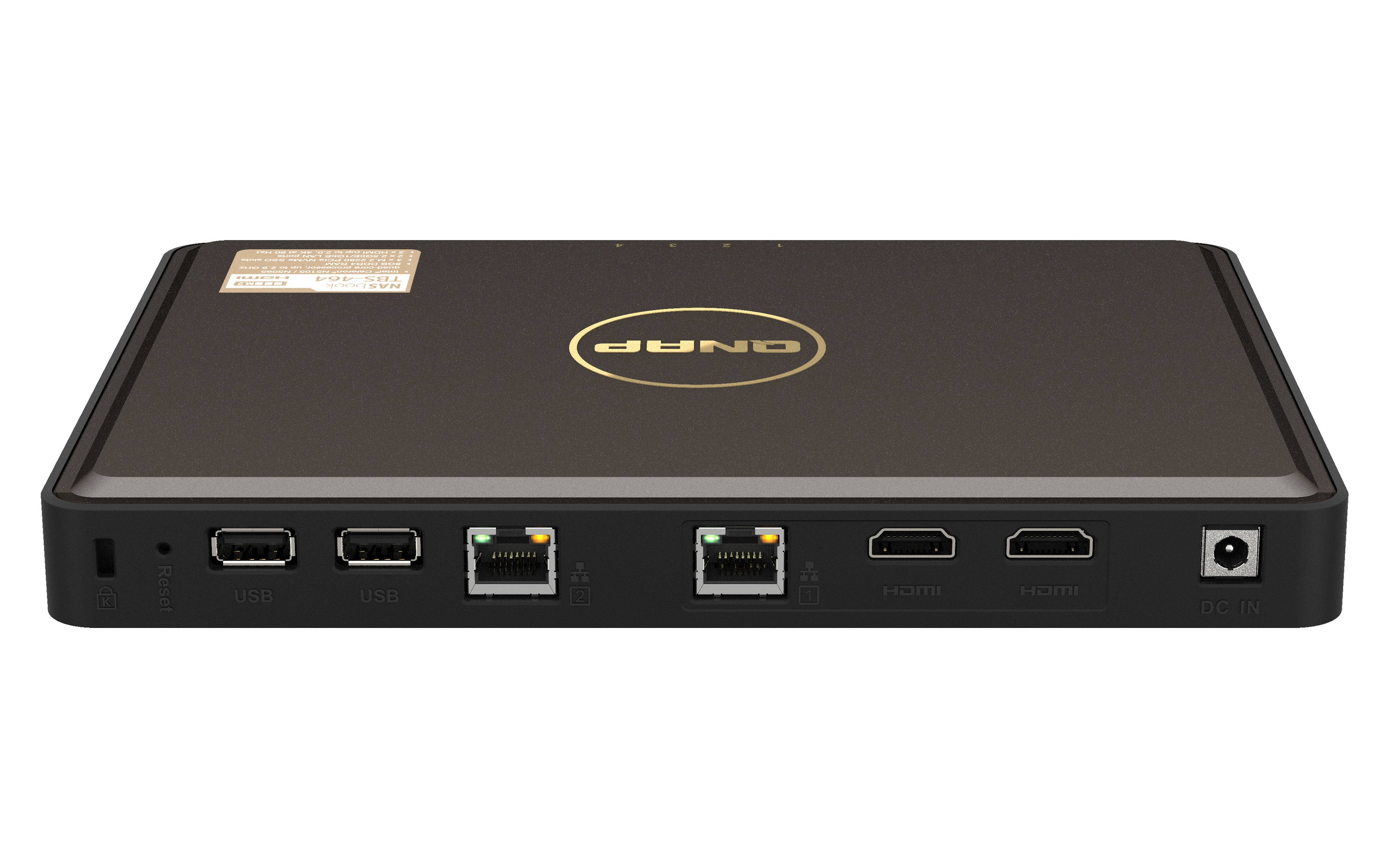 Schwarzes QNAP-Gerät mit Anschlüssen. Goldenes Logo oben. Anschlüsse umfassen USB, Ethernet, HDMI und Strom.