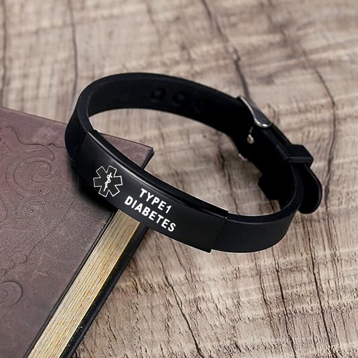 Ein schwarzes medizinisches ID-Armband mit der Aufschrift 'TYPE1 DIABETES' und einem medizinischen Symbol.