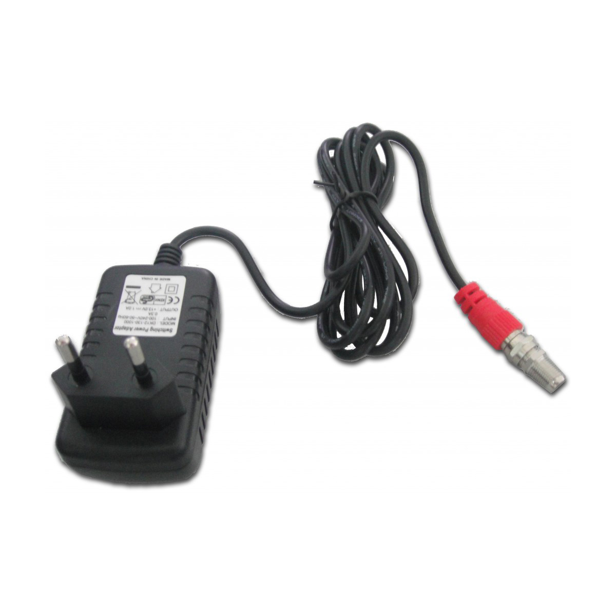 Schwarzes Netzteil mit US-Stecker, schwarzem Kabel und rotem Stecker. Der Adapter liegt auf Weiß.