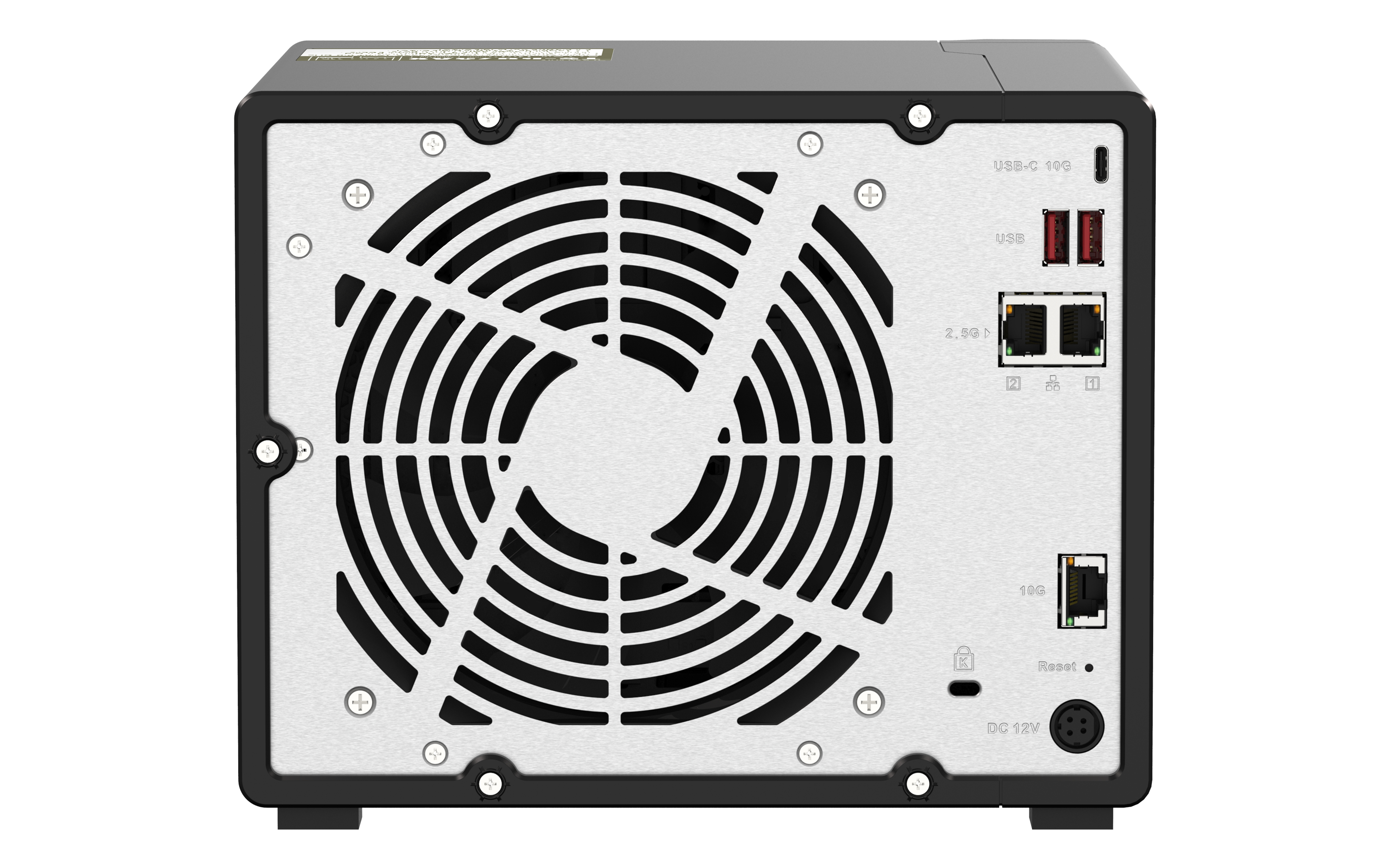 Vista posteriore di un server NAS QNAP nero con ventola e porte su sfondo bianco.