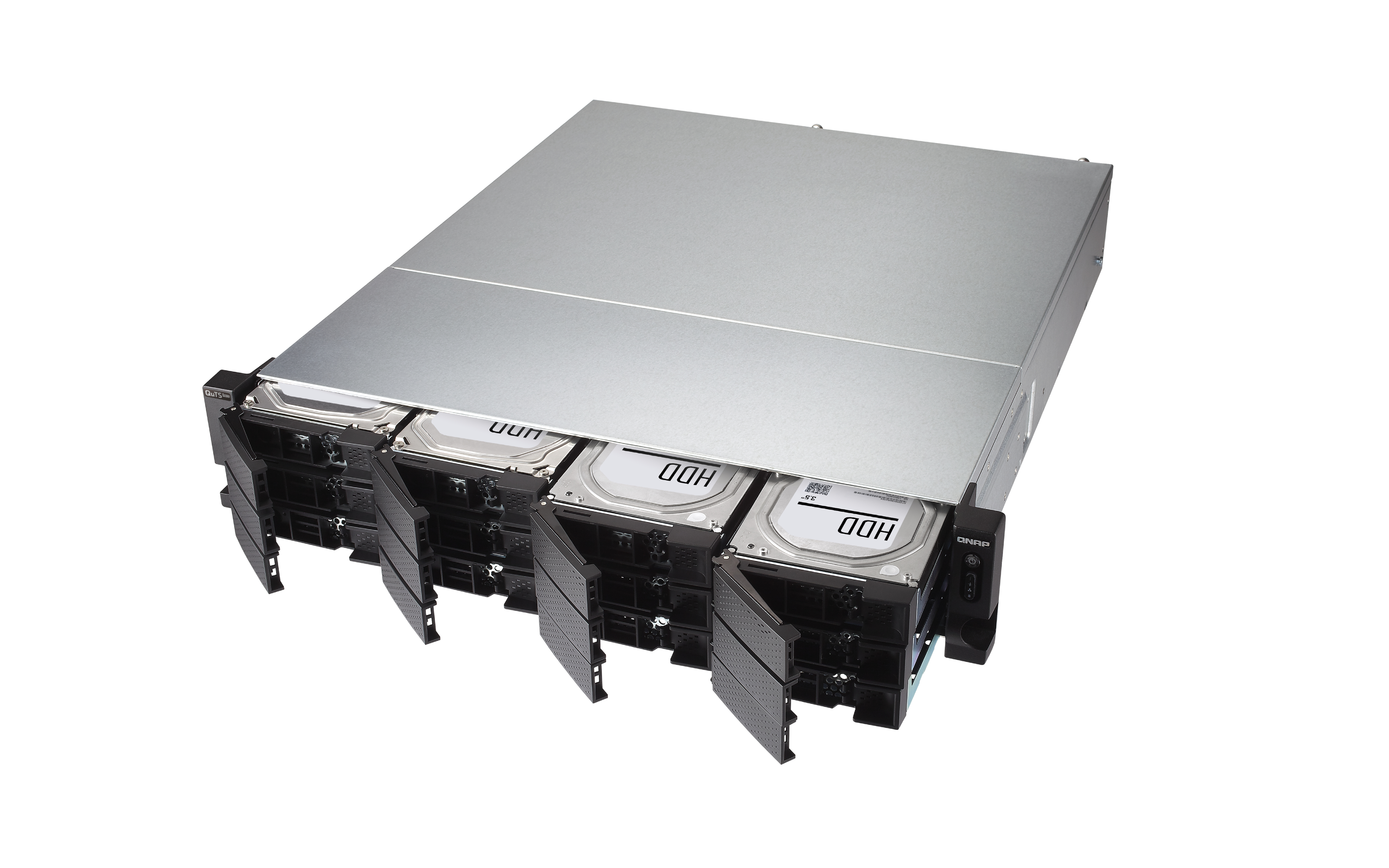 Serveur QNAP avec des disques de stockage ouverts. Dessus argenté. Disques avec étiquettes. Noir et argent.