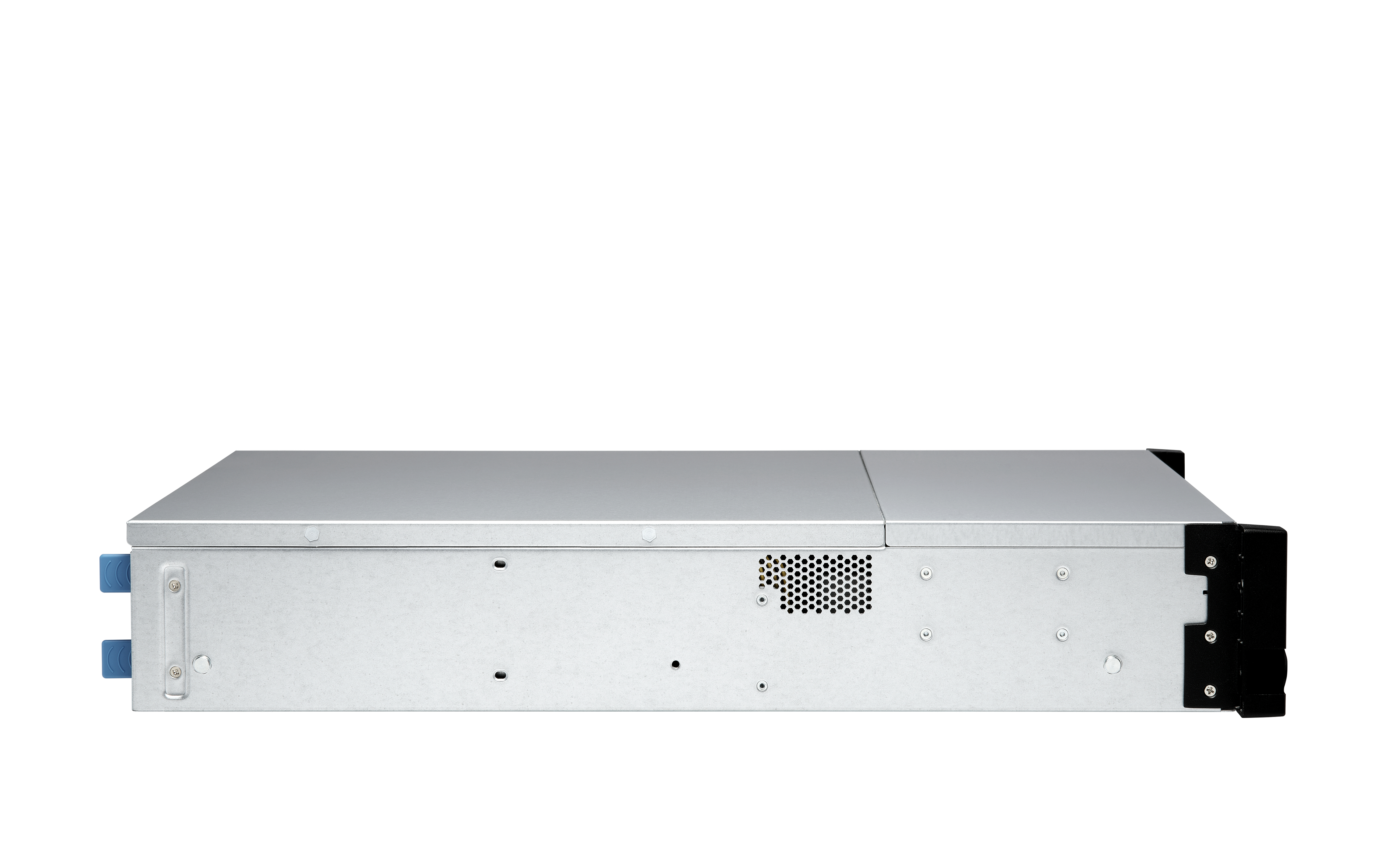 Vue latérale d'un appareil serveur QNAP. Dessus argenté et côté noir. Il possède une grille et des ports.
