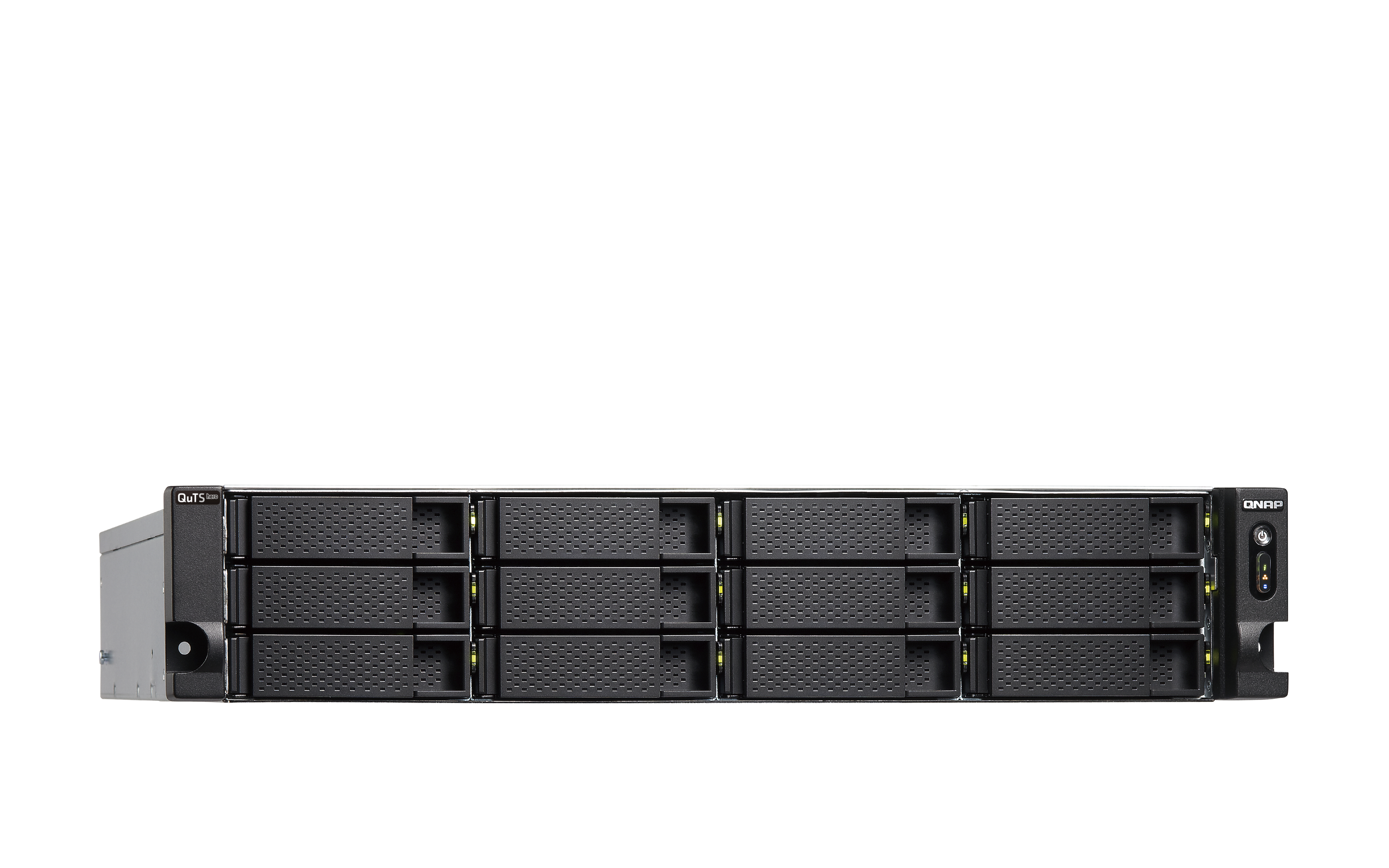Serveur QNAP noir avec des disques de stockage. Vue de face. Le logo QNAP est sur le côté droit.