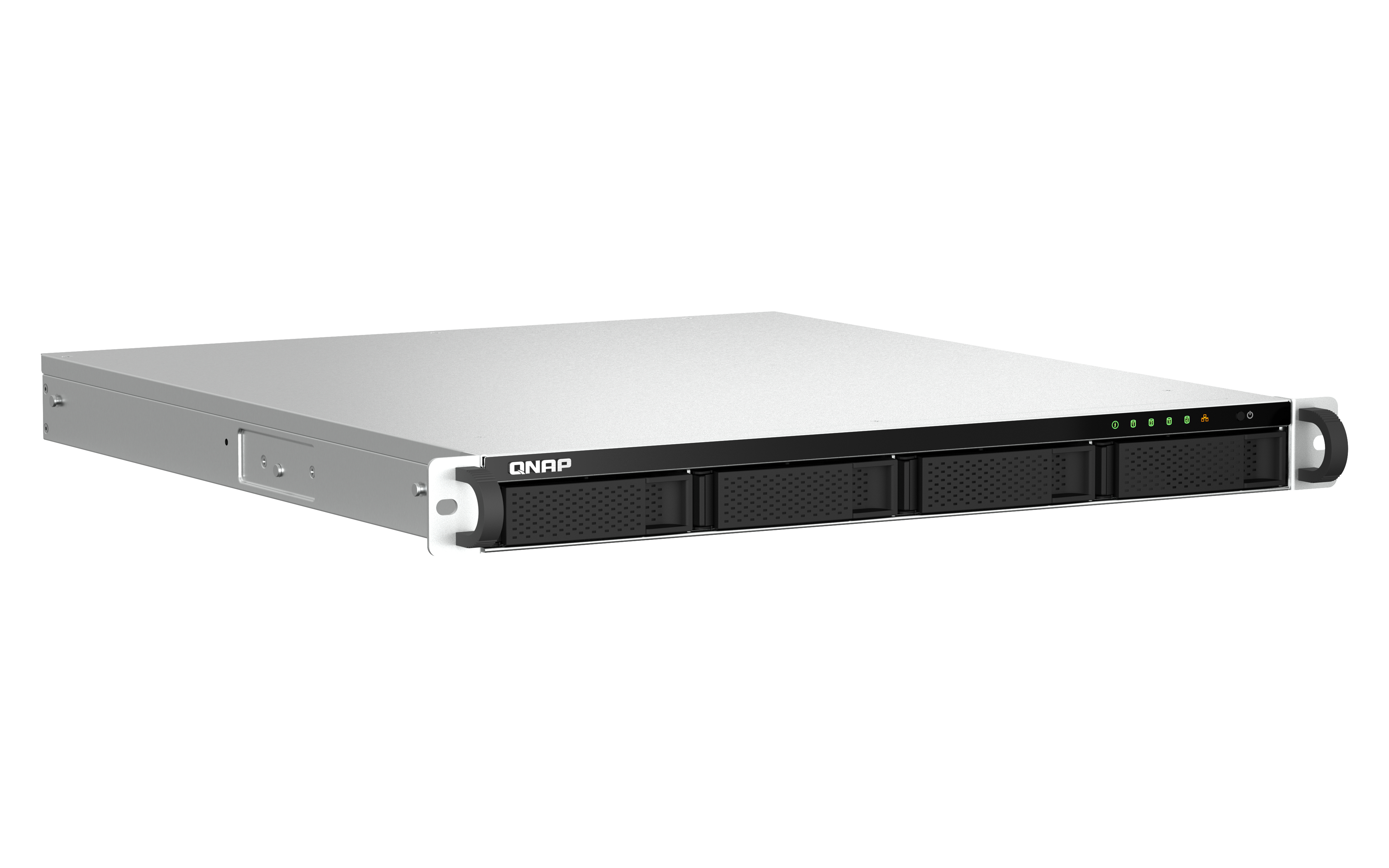 Silberner QNAP NAS-Server mit vier Laufwerksschächten, Kontrollleuchten und Rackmount-Griffen auf weißem Hintergrund.