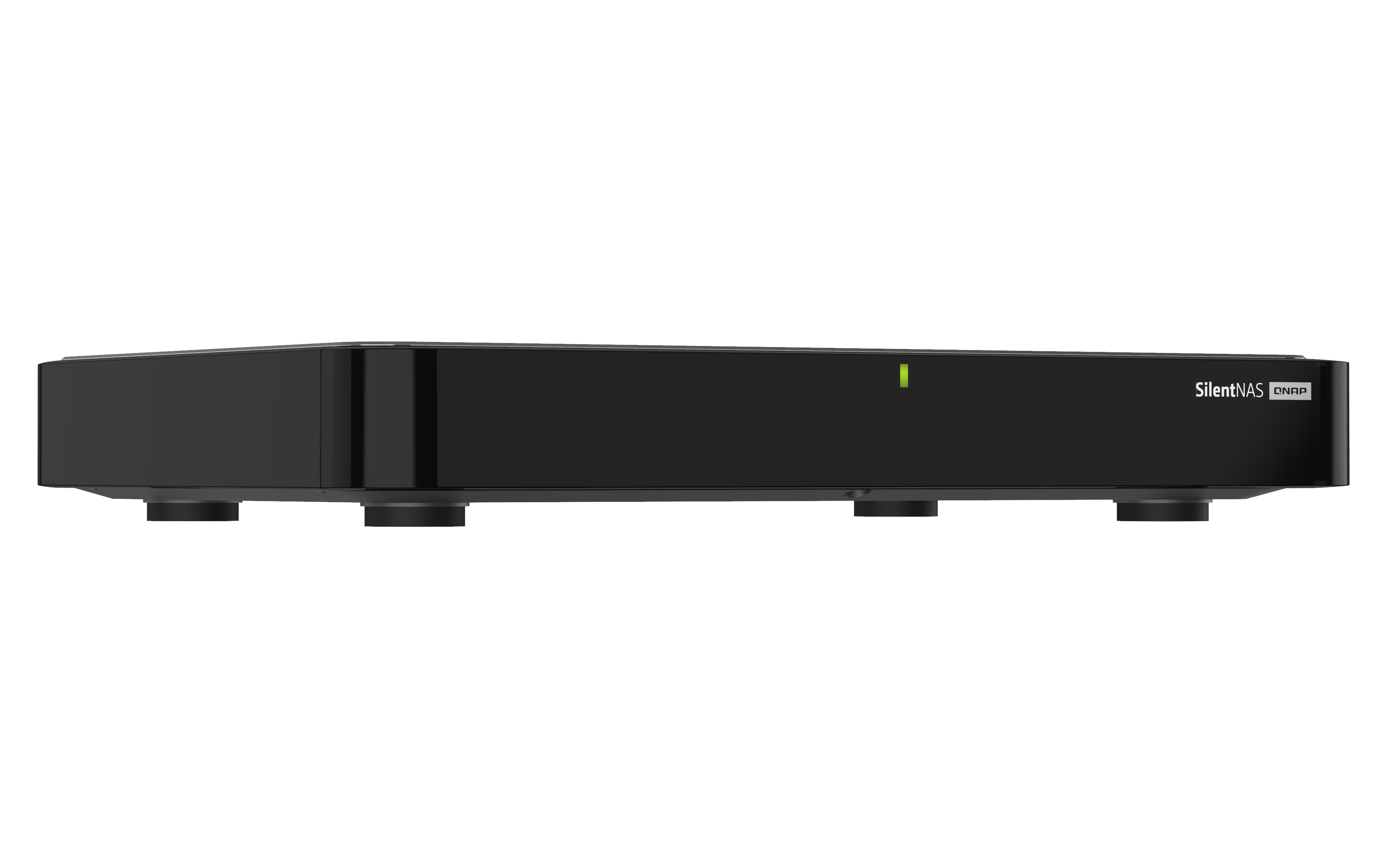Serveur NAS silencieux QNAP noir avec un voyant vert et le logo SilentNAS sur fond blanc.