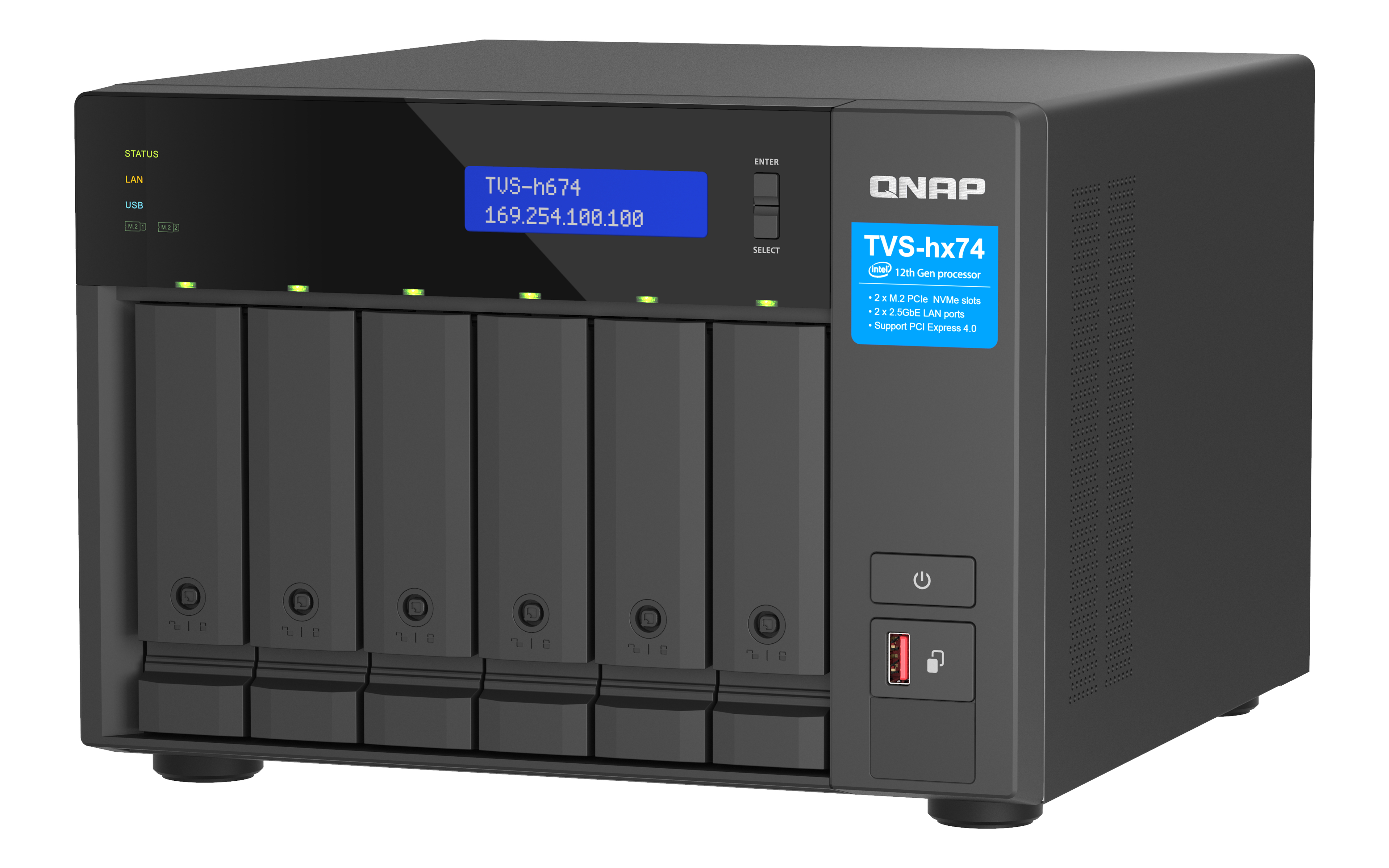 Schwarzes QNAP NAS mit 7 Laufwerksschächten, Display, USB-Anschluss und Statusanzeigen, vor weißem Hintergrund.