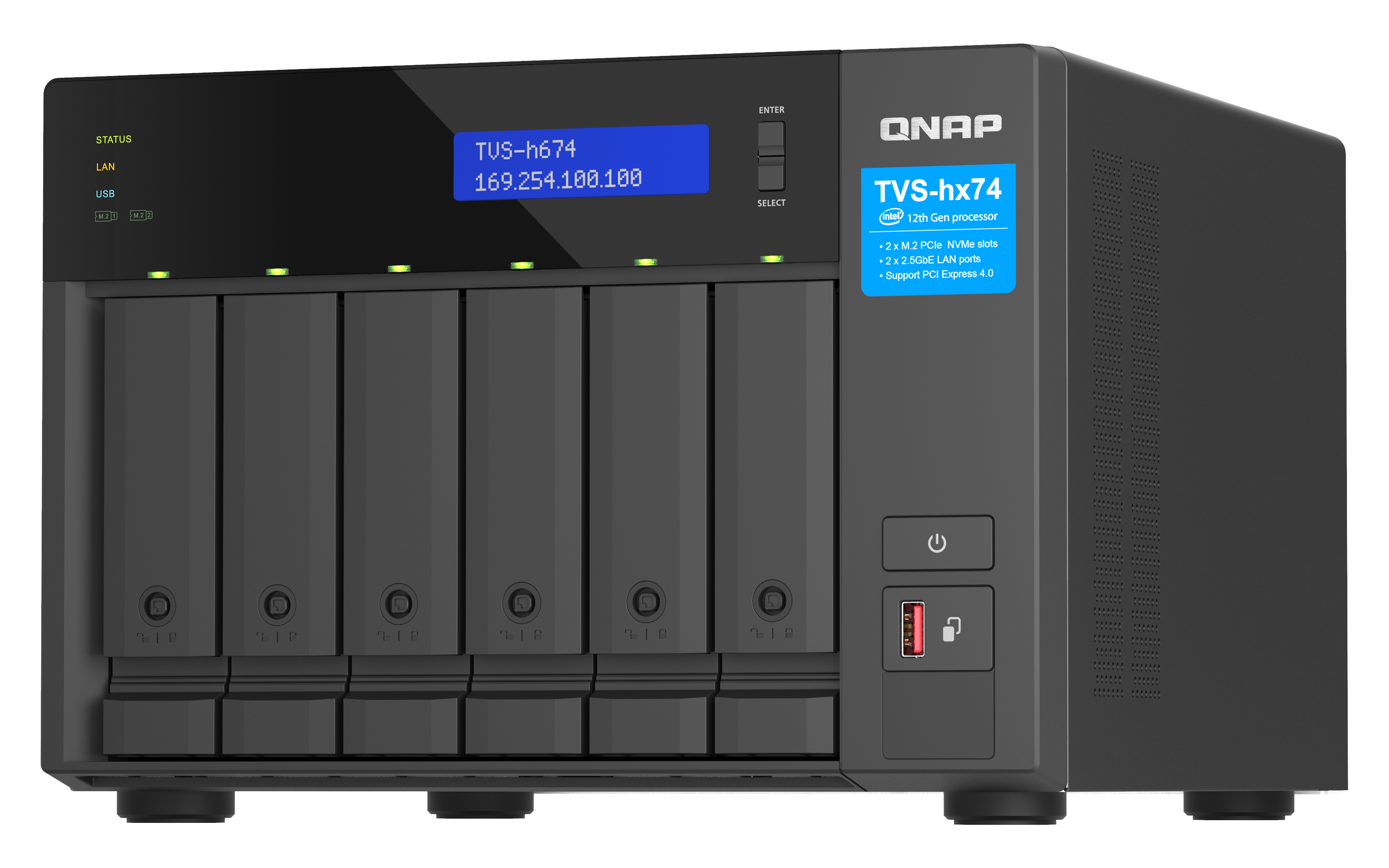 Schwarzes QNAP NAS mit 7 Schächten, Display, USB, Statusanzeigen auf weißem Hintergrund.